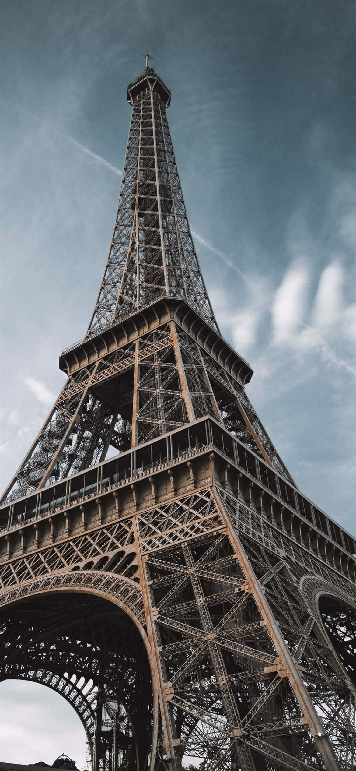 1170x2532 Upande wa Juu wa Eiffel Tower Picha ya Ukuta