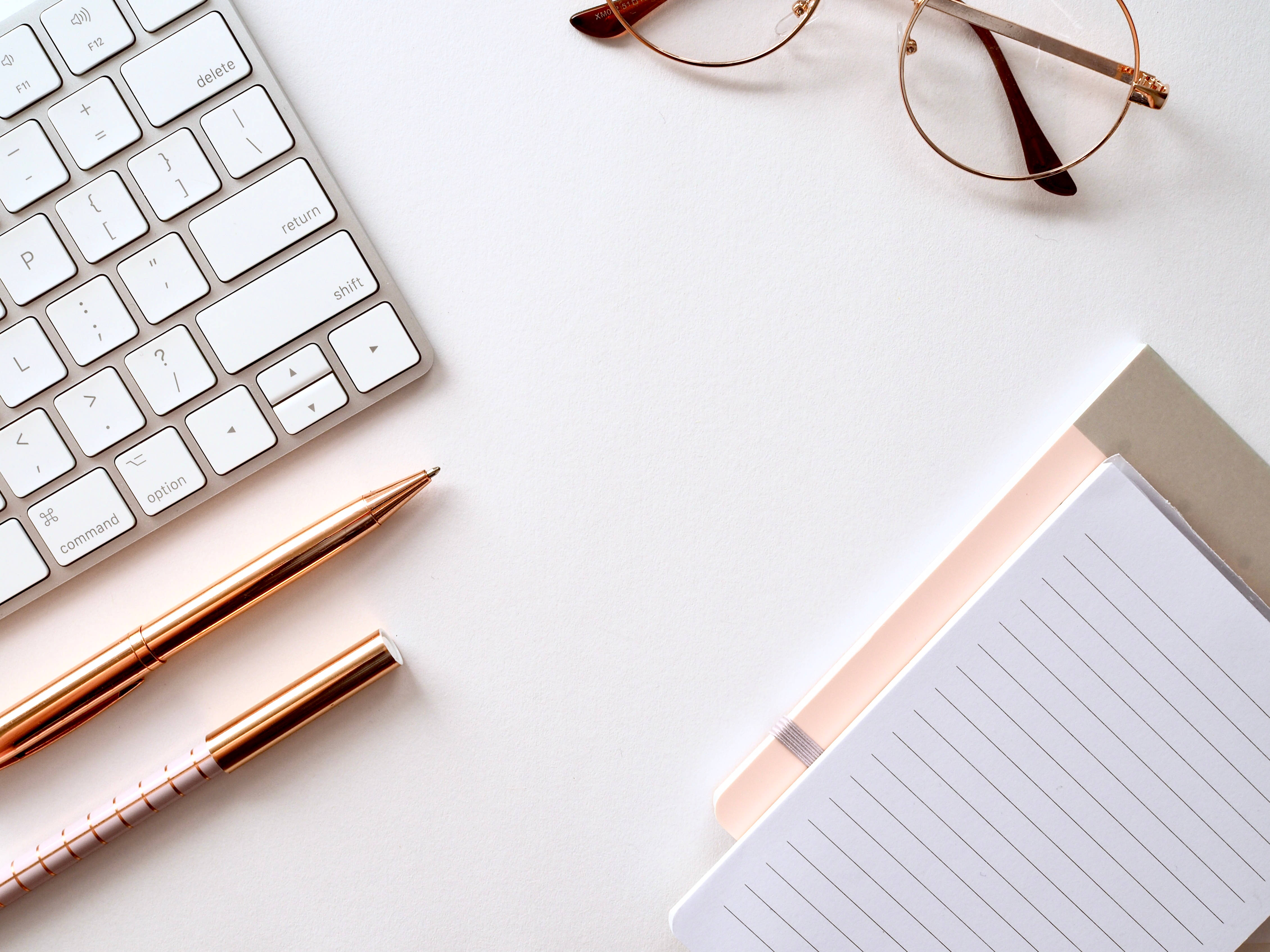4K White Clean Desk With Rose Gold Accessories Picha ya Ukuta