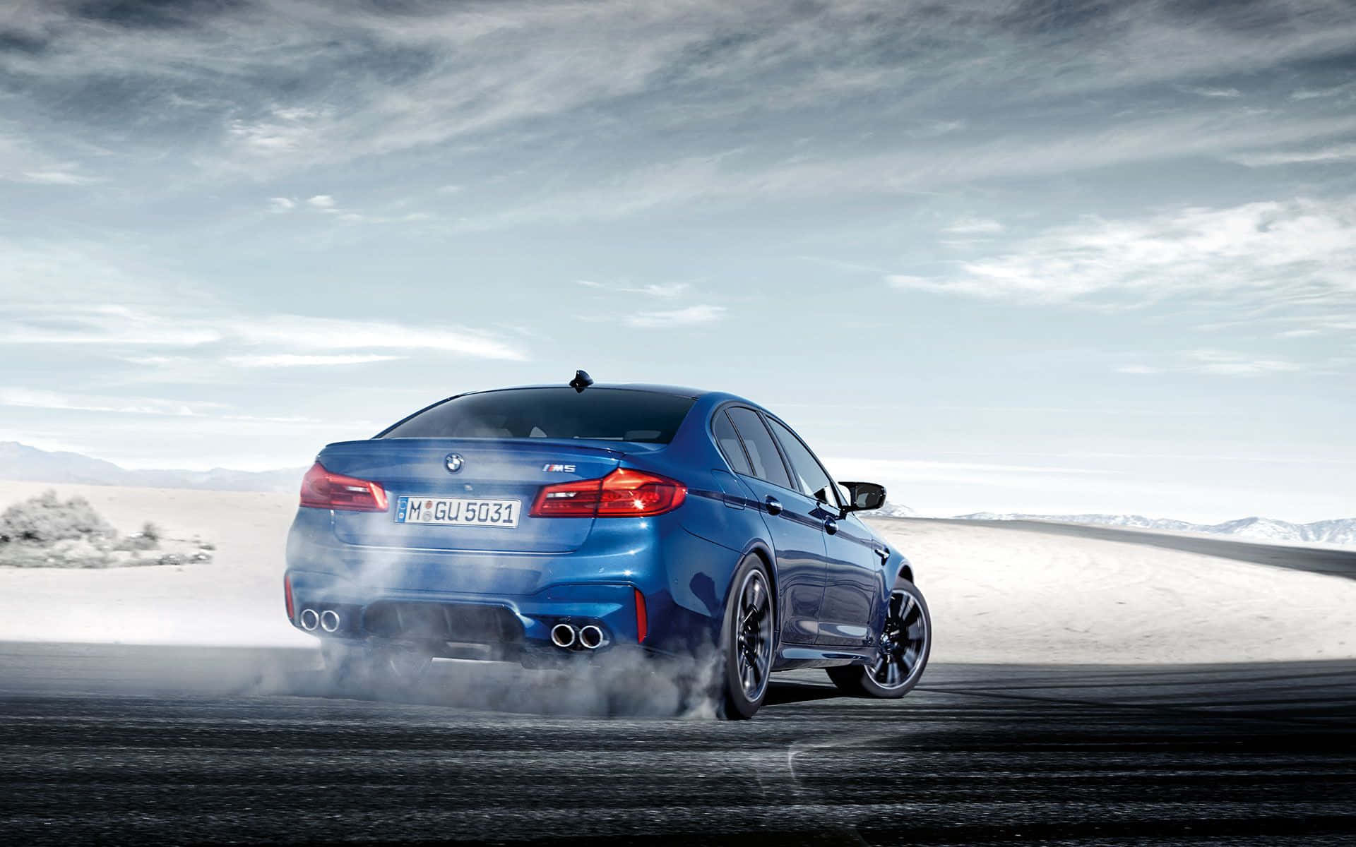 720p M Series Mandharinyuma ya BMW M5 ya Bluu Katika Theluji Picha ya Ukuta