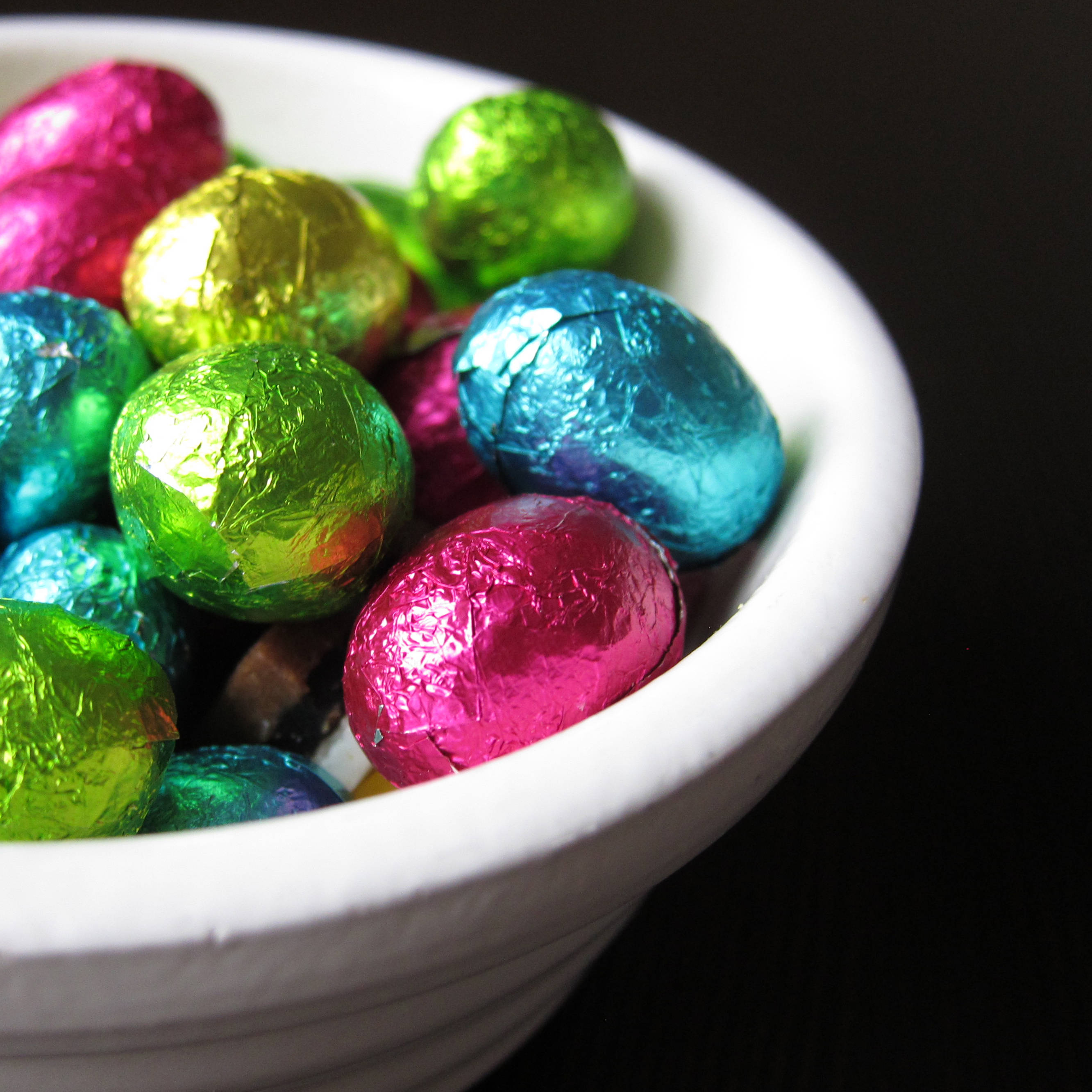 A beautiful bowl of multicolor Easter eggs Picha ya Ukuta