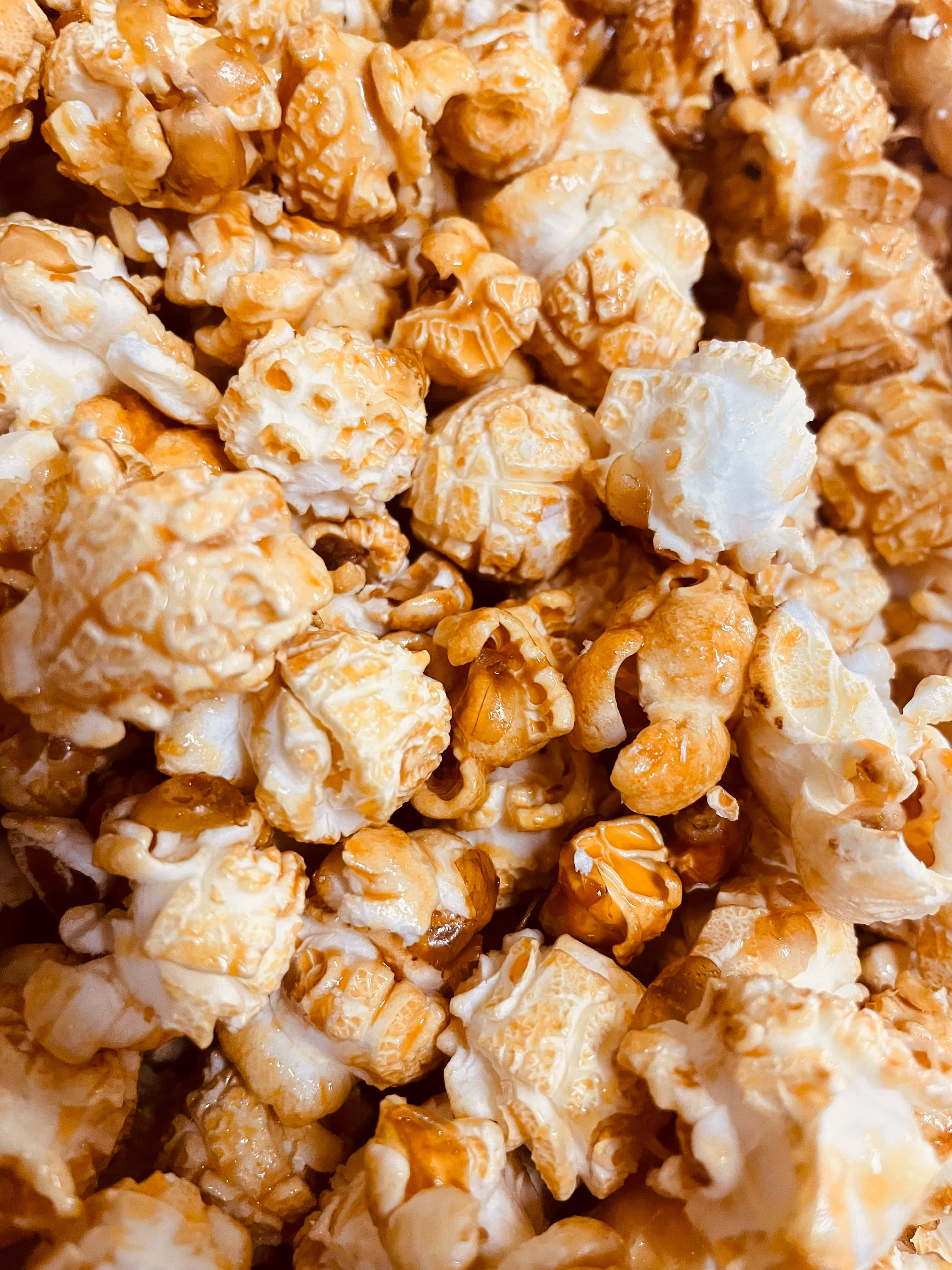 a bowl of popcorn with caramel Picha ya Ukuta