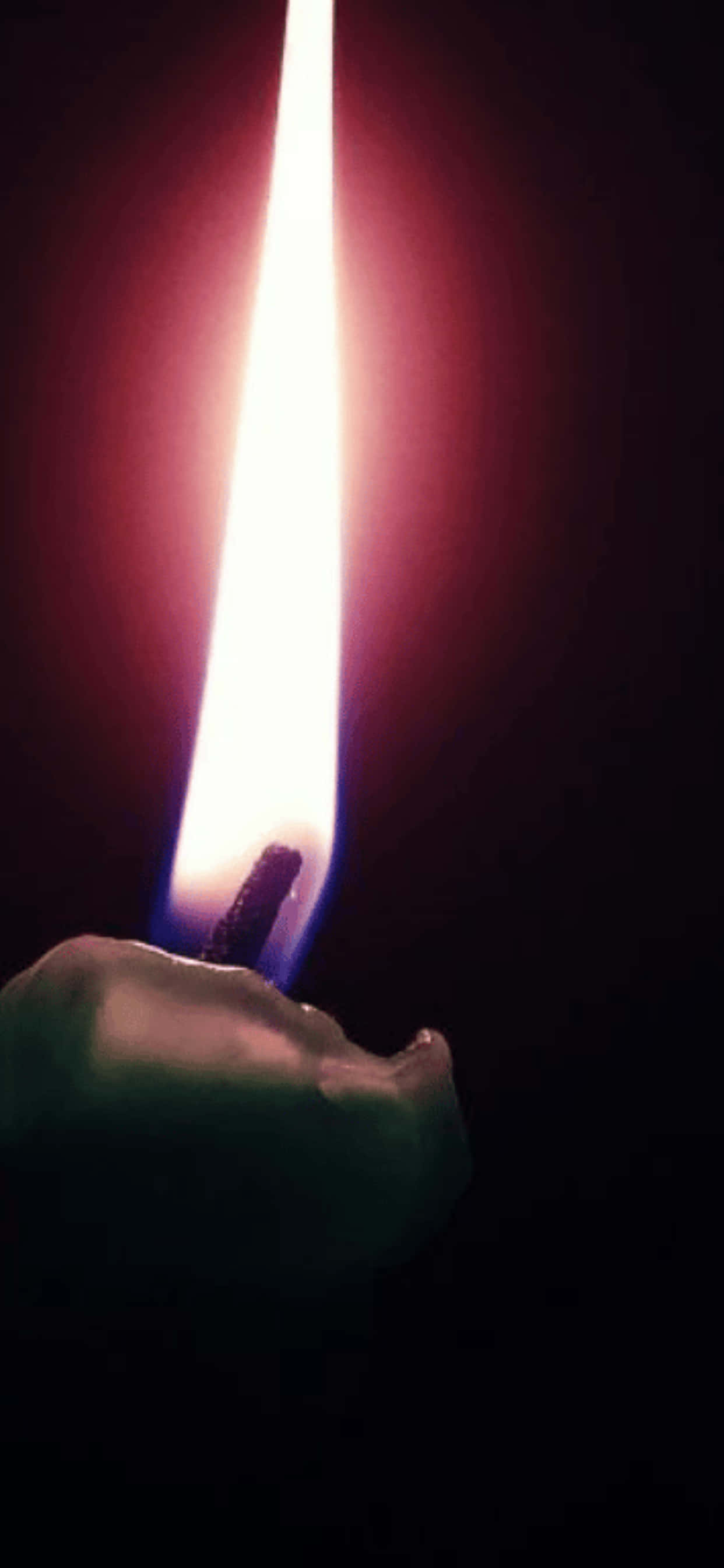 a candle lit in the dark Picha ya Ukuta