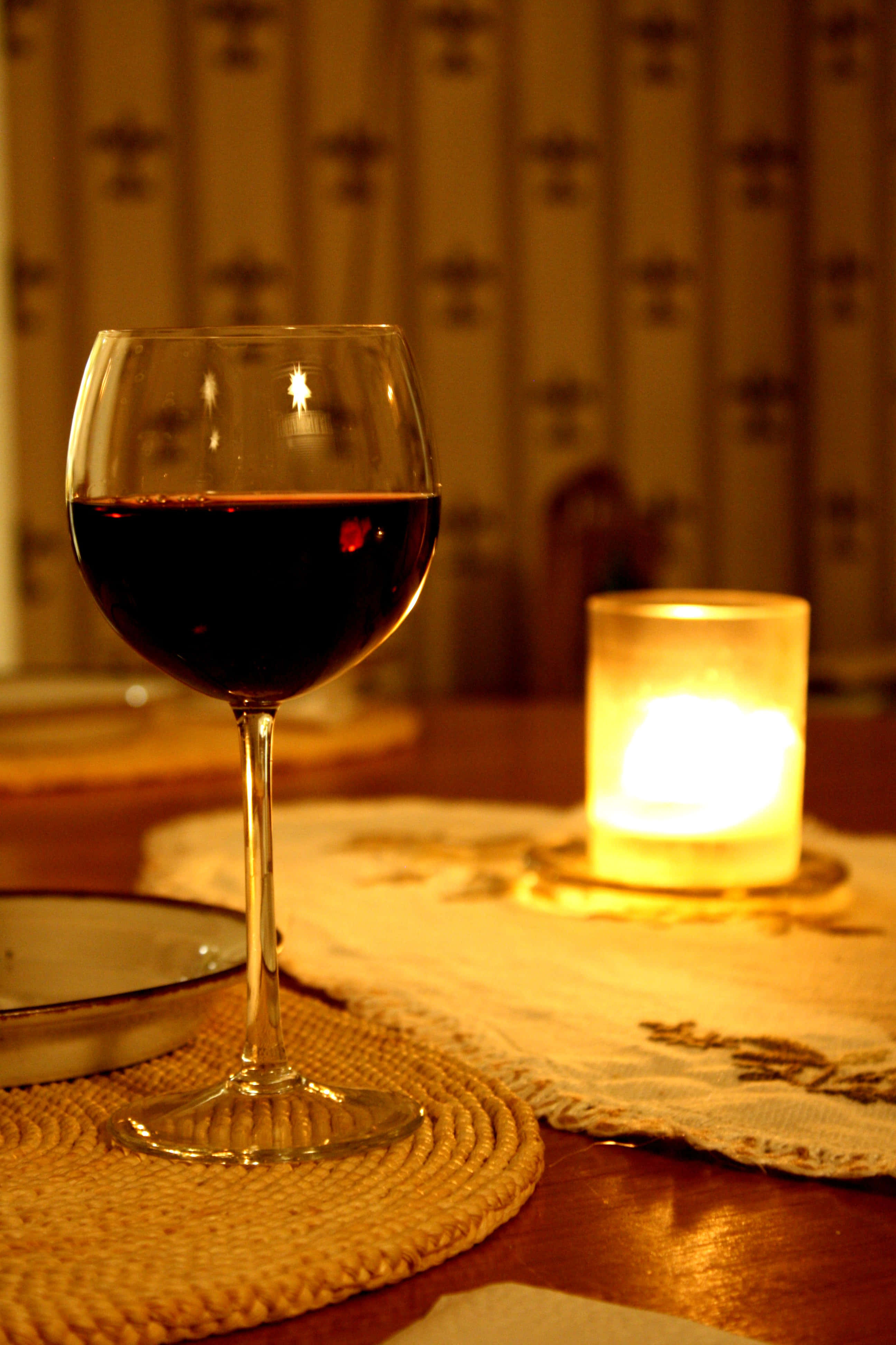 a candle on the table Picha ya Ukuta