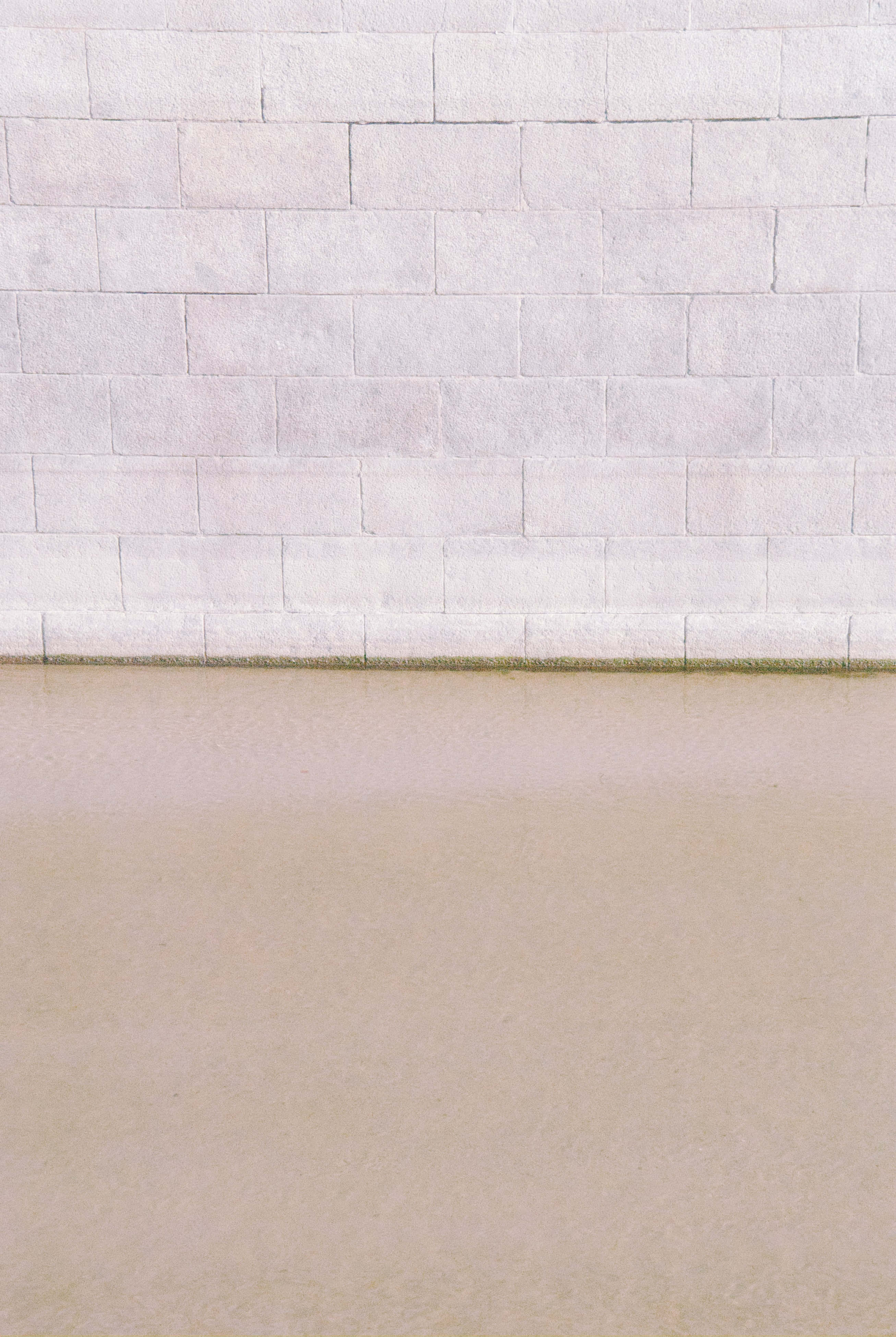 A distressed white brick wall Picha ya Ukuta