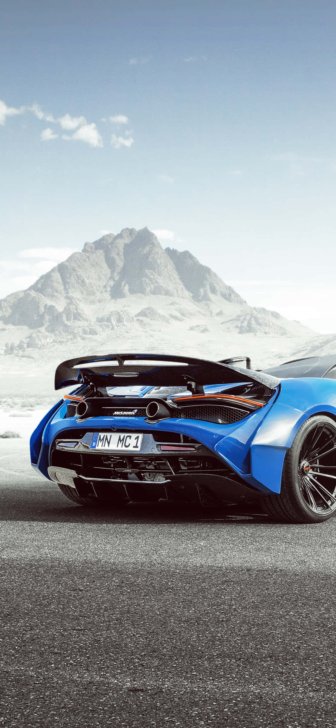 “A rendered image of the luxurious iPhone Xs and Mclaren 720s in the same frame” Picha ya Ukuta