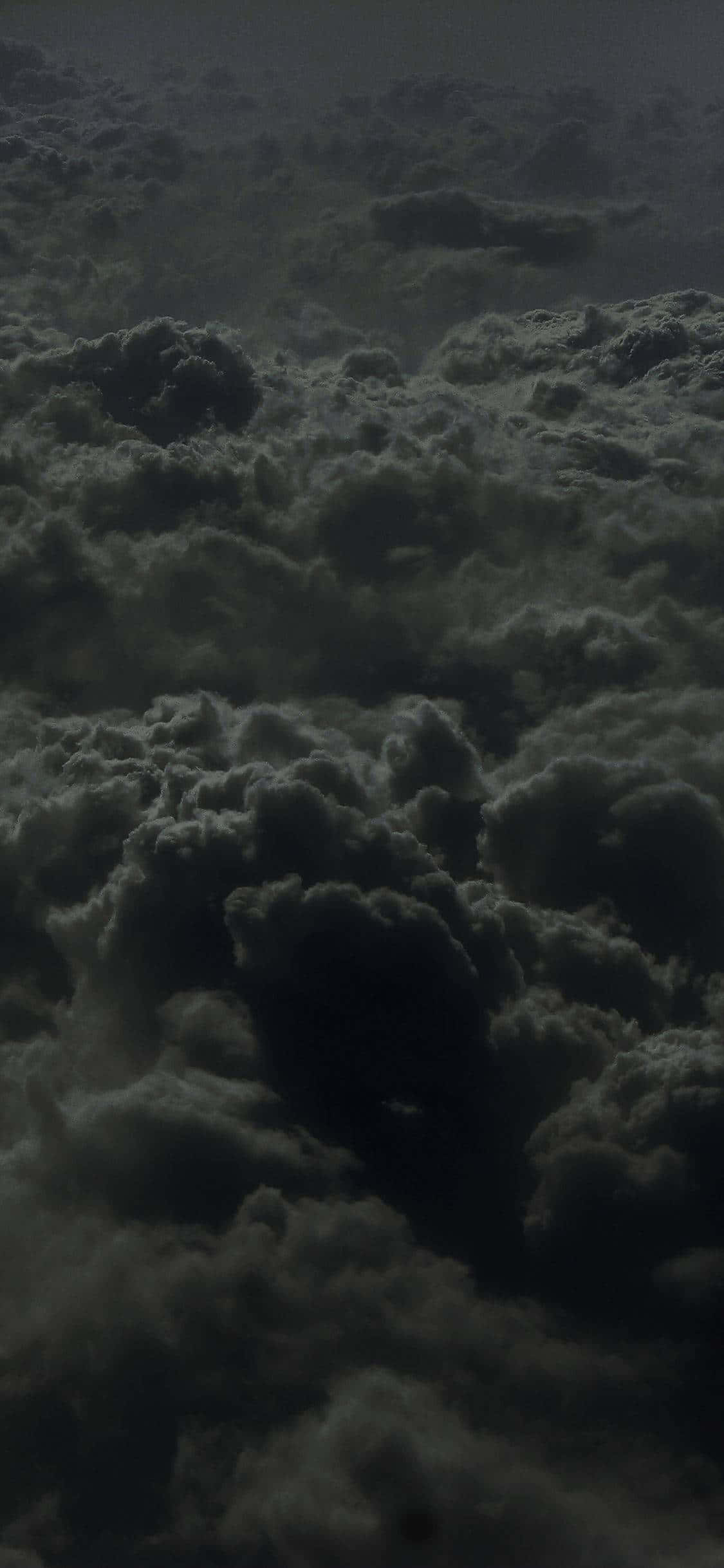A scenic view of a cloudy sky at sunset. Picha ya Ukuta