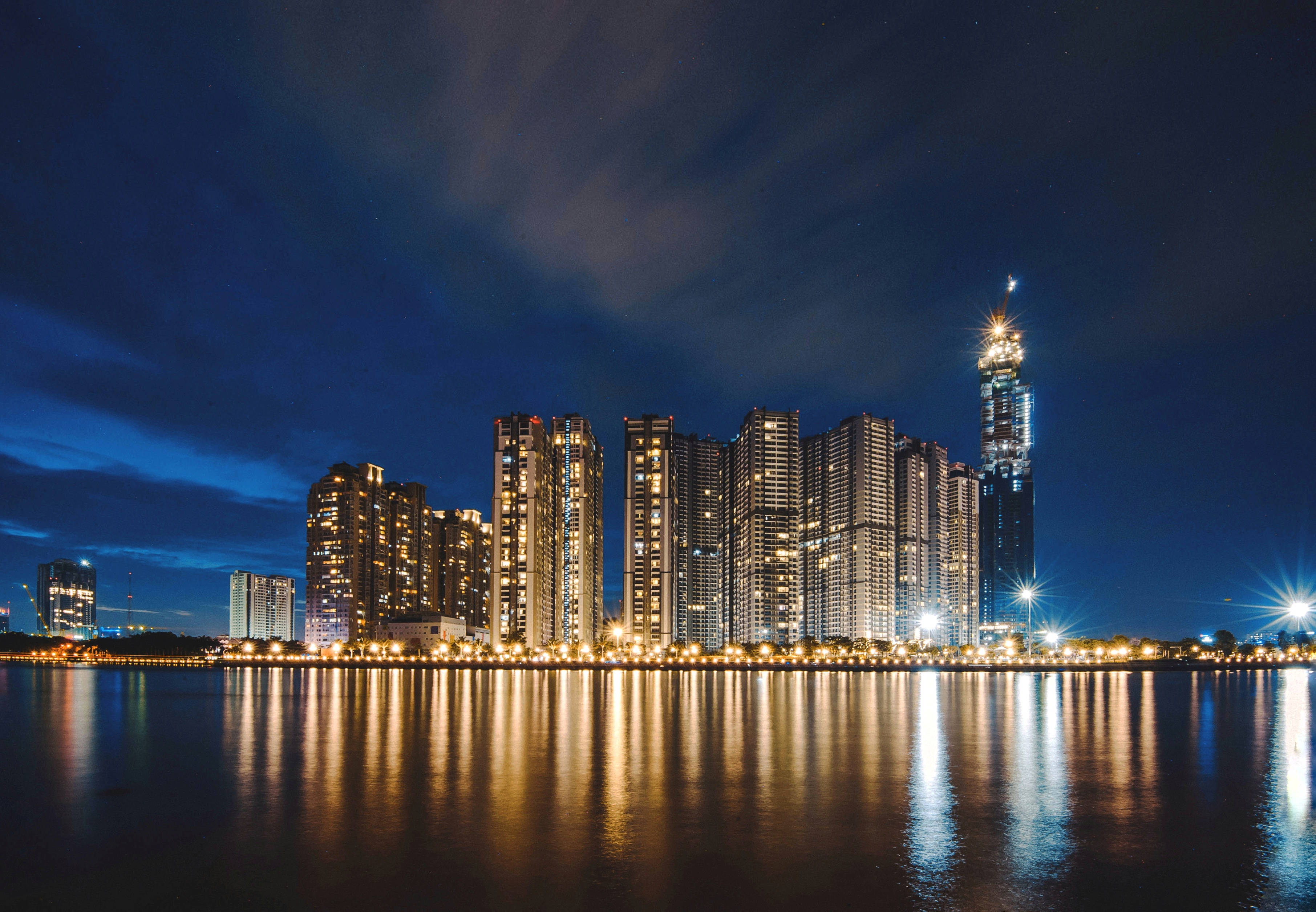 A view of a bustling city at night Picha ya Ukuta