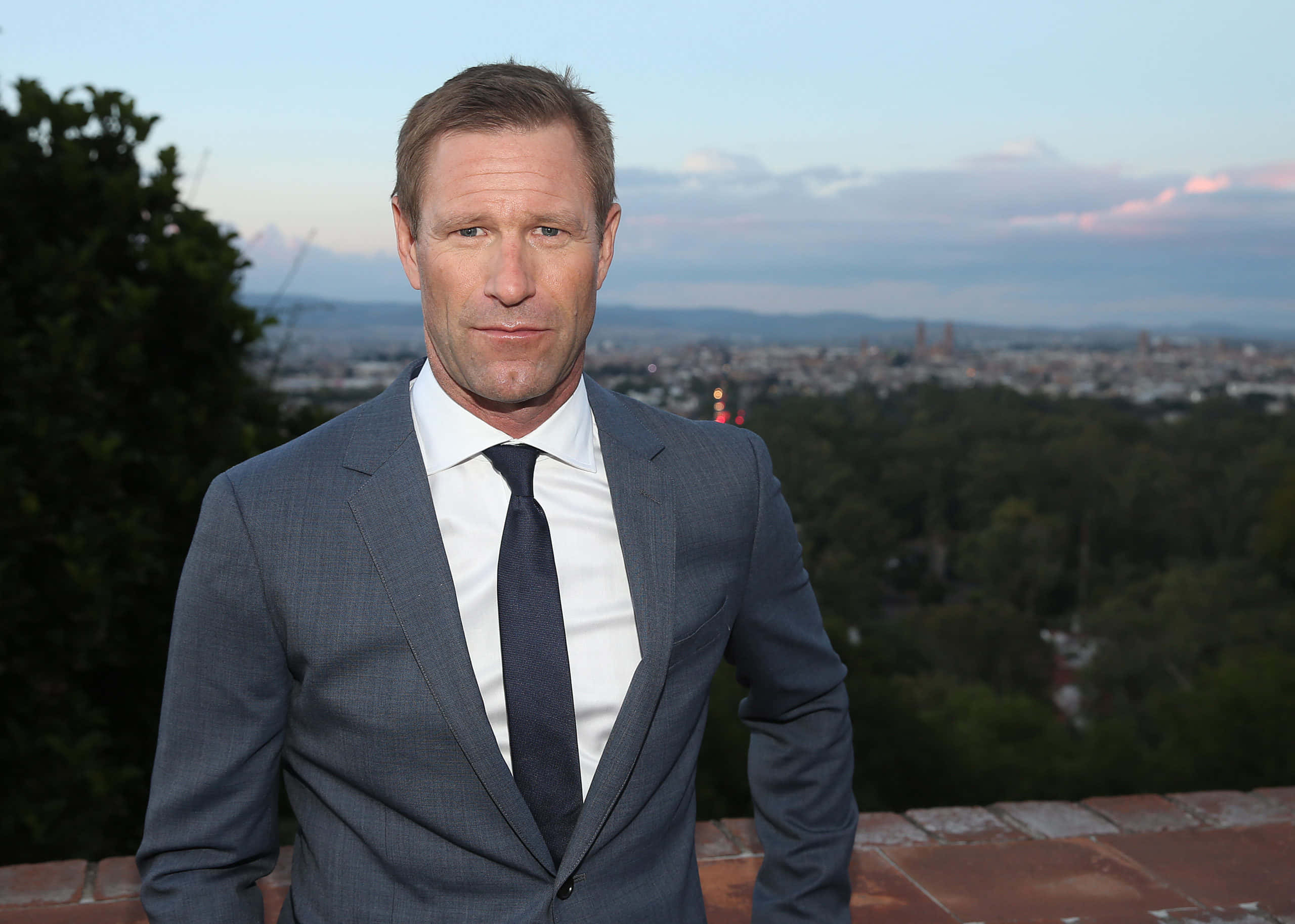 Aaron Eckhart Na Jiji la Anga la Bluu Picha ya Ukuta