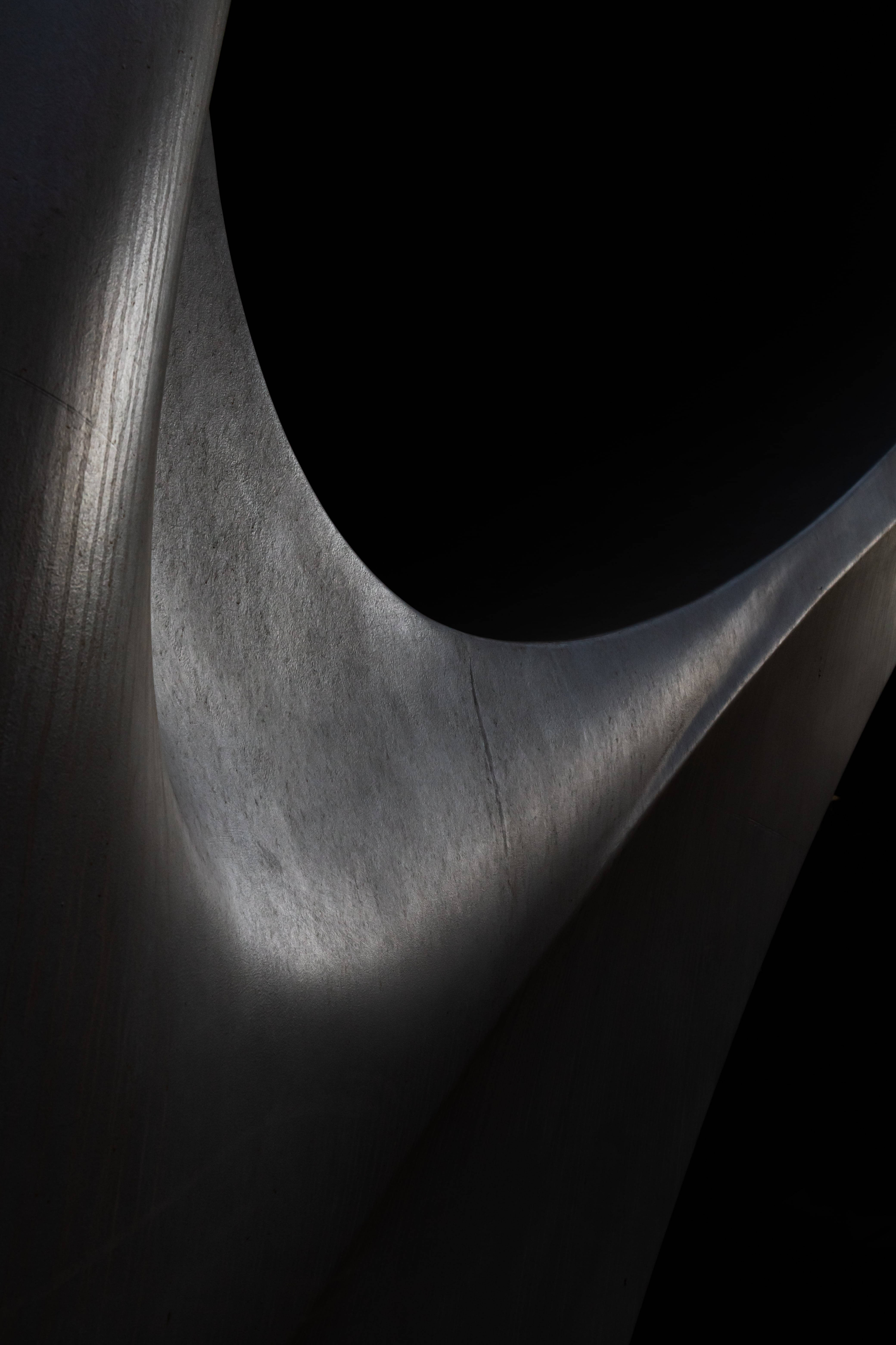 Abstract Black Sculpture in a Dimly Lit Room Picha ya Ukuta