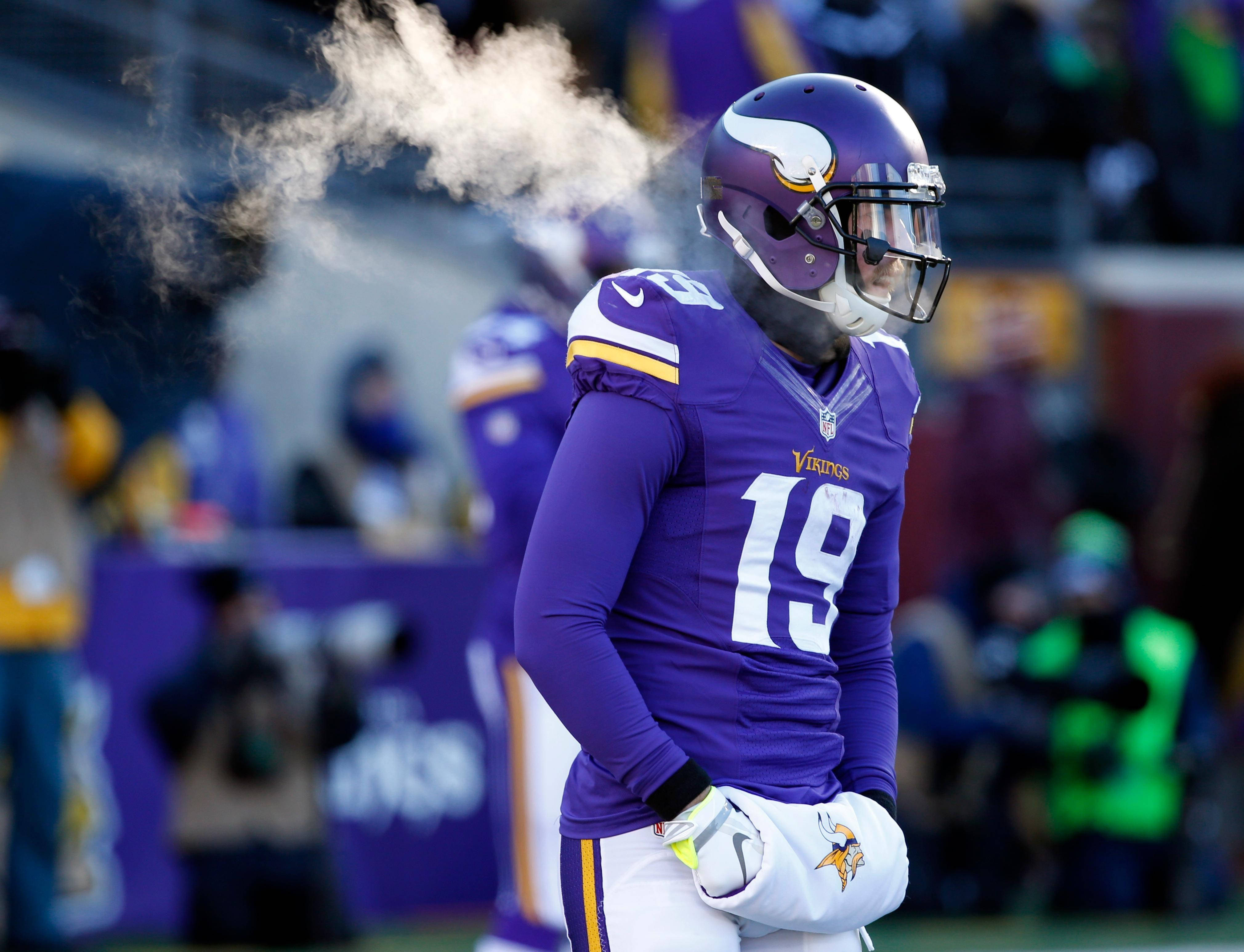 Adam Thielen Mchezo wa Kandanda wa Baridi Picha ya Ukuta