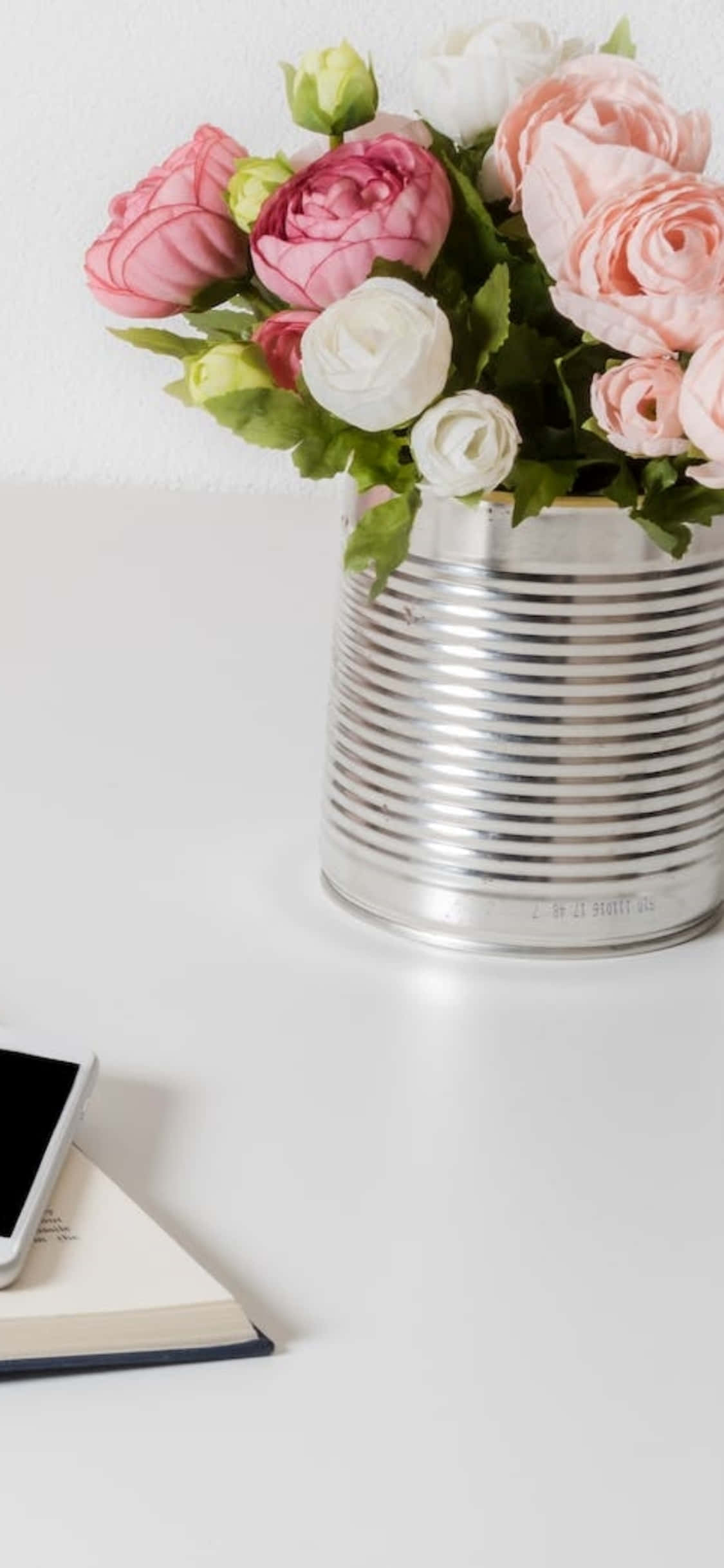 Aesthetics ya Teknolojia ya Inovative - iPhone X kwenye Desk Picha ya Ukuta