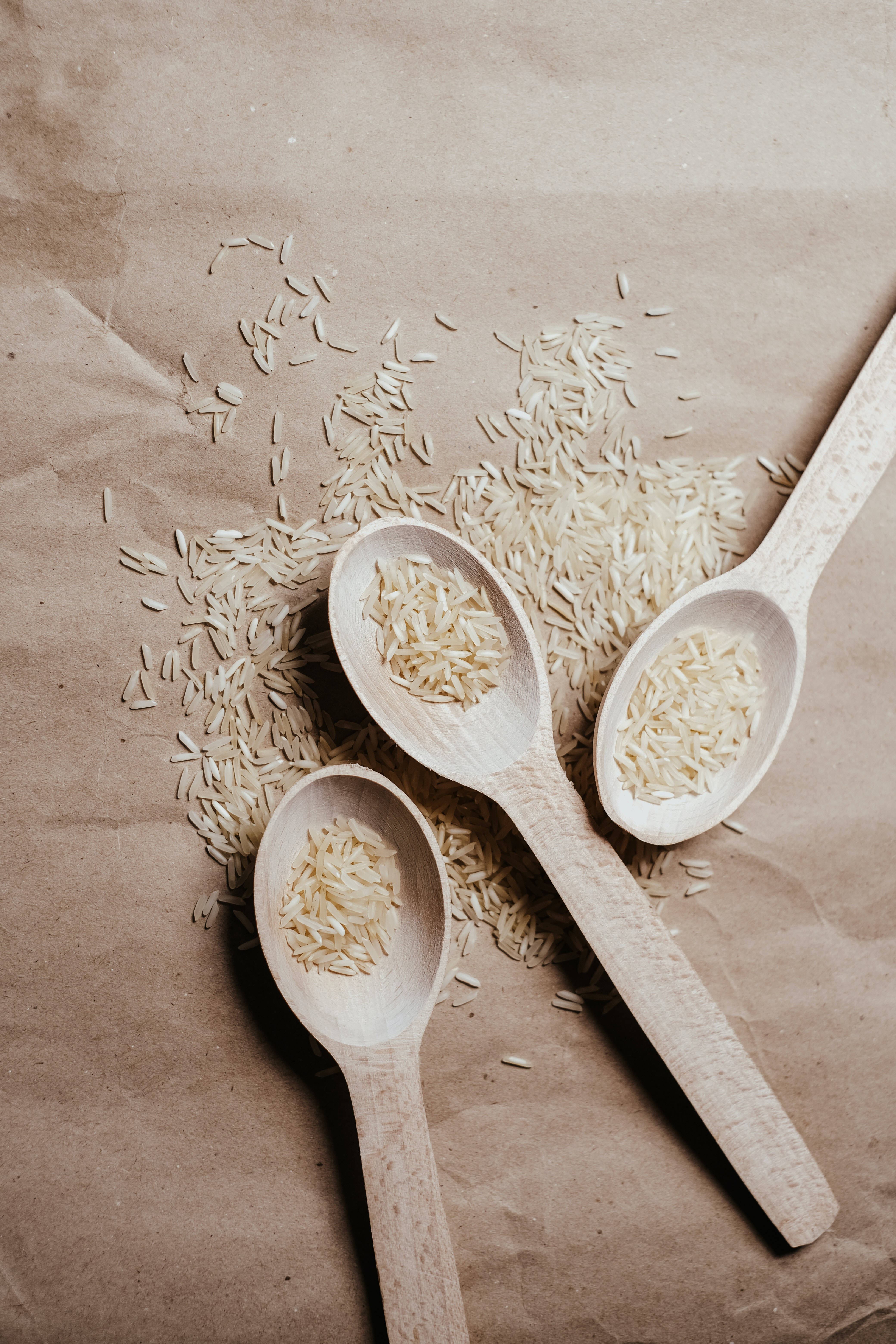 Aina za Rice Mbichi kwenye Spoons Tatu Picha ya Ukuta