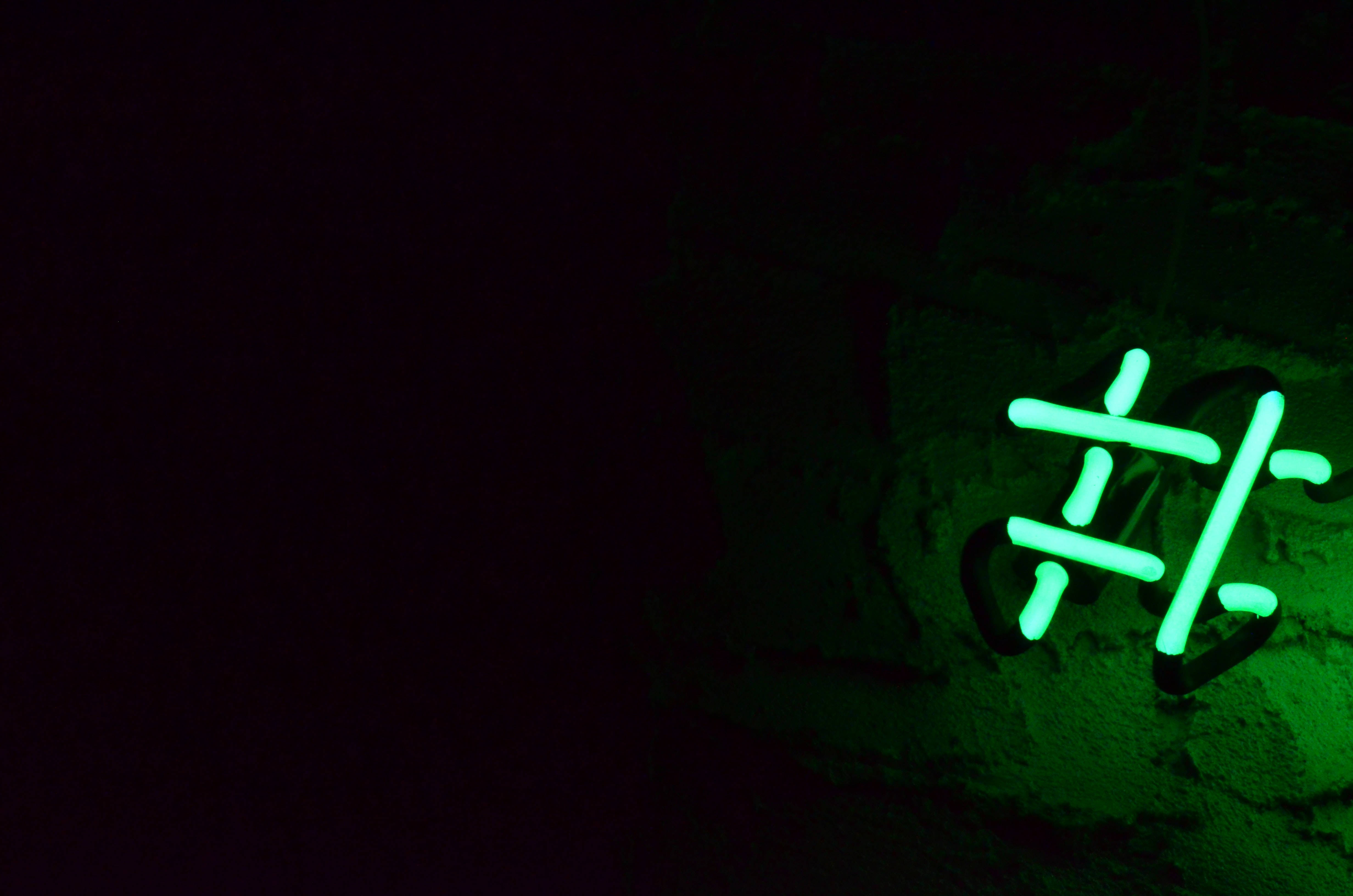 Alama ya Hashtag ya Kijani ya Neon Picha ya Ukuta