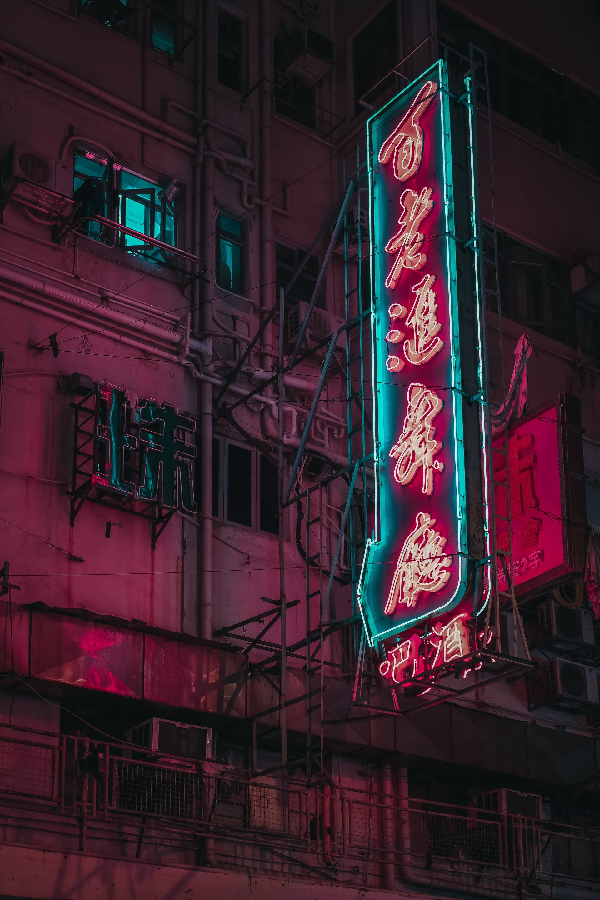 Alama ya Neon Nyekundu na Teal Picha ya Ukuta