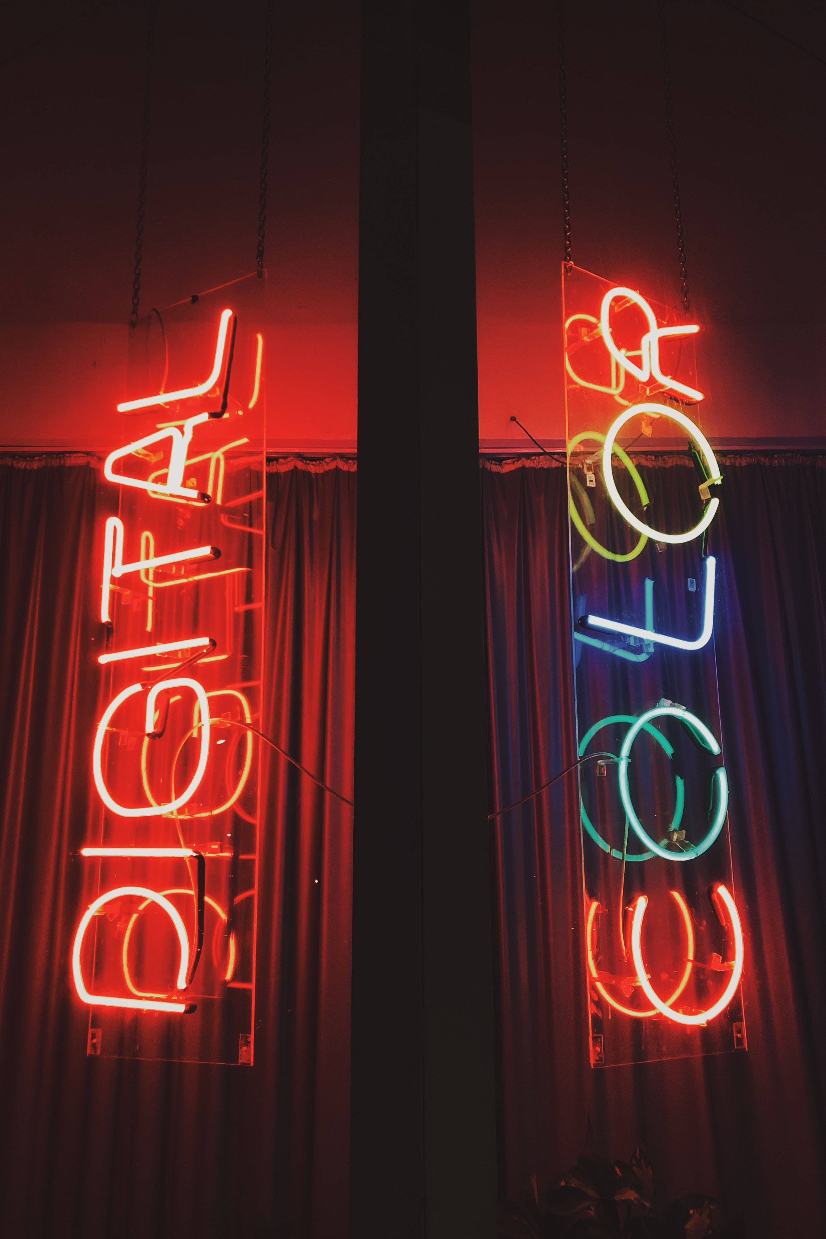 Alama ya Neon ya Rangi ya Dijitali Picha ya Ukuta