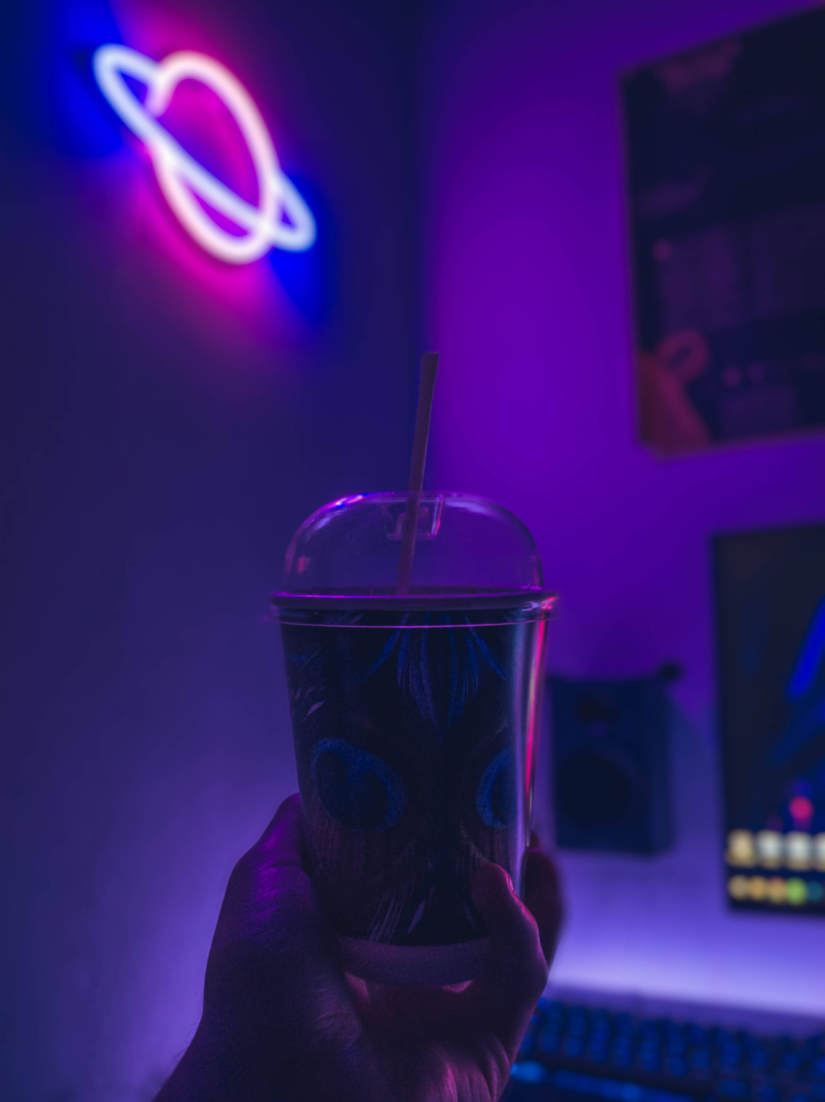 Alama ya Neon ya Saturn ya Rangi ya Upepo Picha ya Ukuta