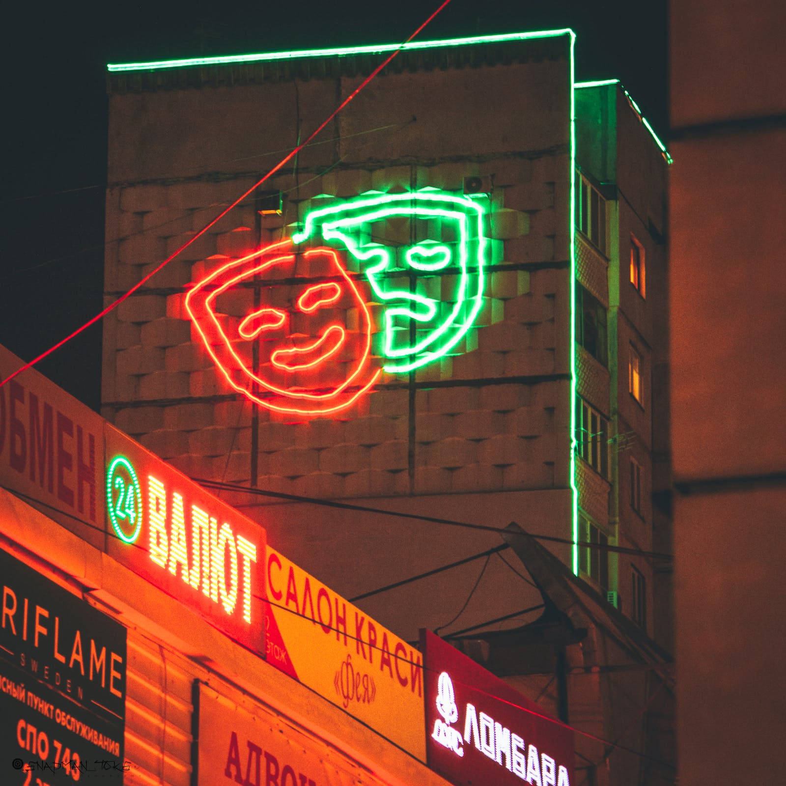 Alama za Ucheshi na Tamthilia za Neon kwa iPhone Picha ya Ukuta