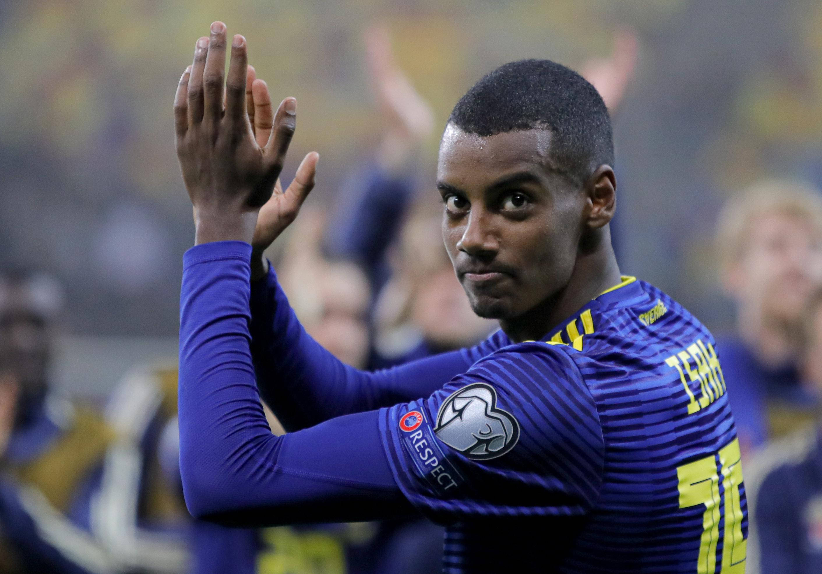 Alexander Isak Akivifinya Makofi Karibu Picha ya Ukuta