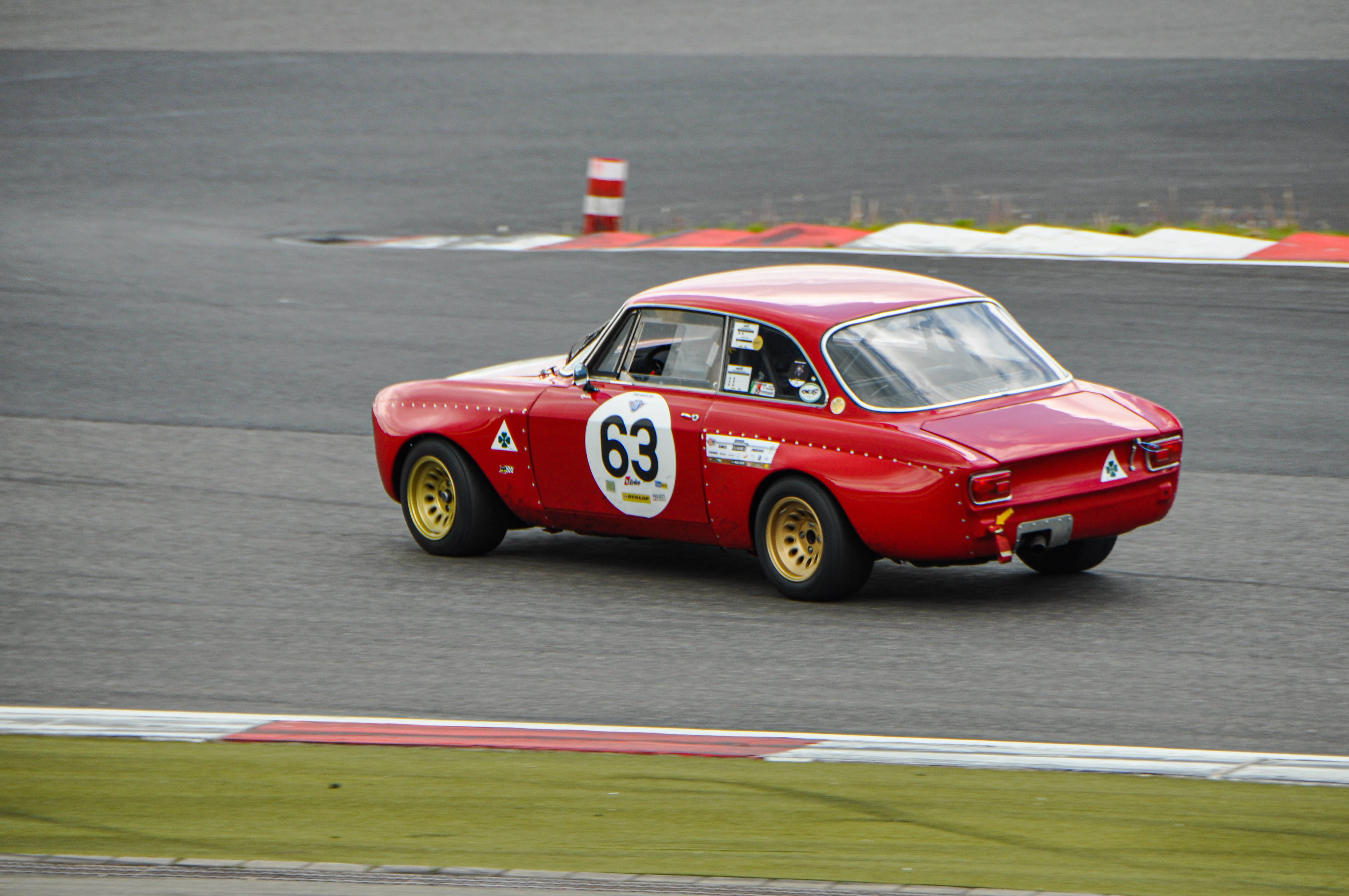 Alfa Romeo Giulia GTA Corsa Iliyoandaliwa kwa Mashindano Picha ya Ukuta