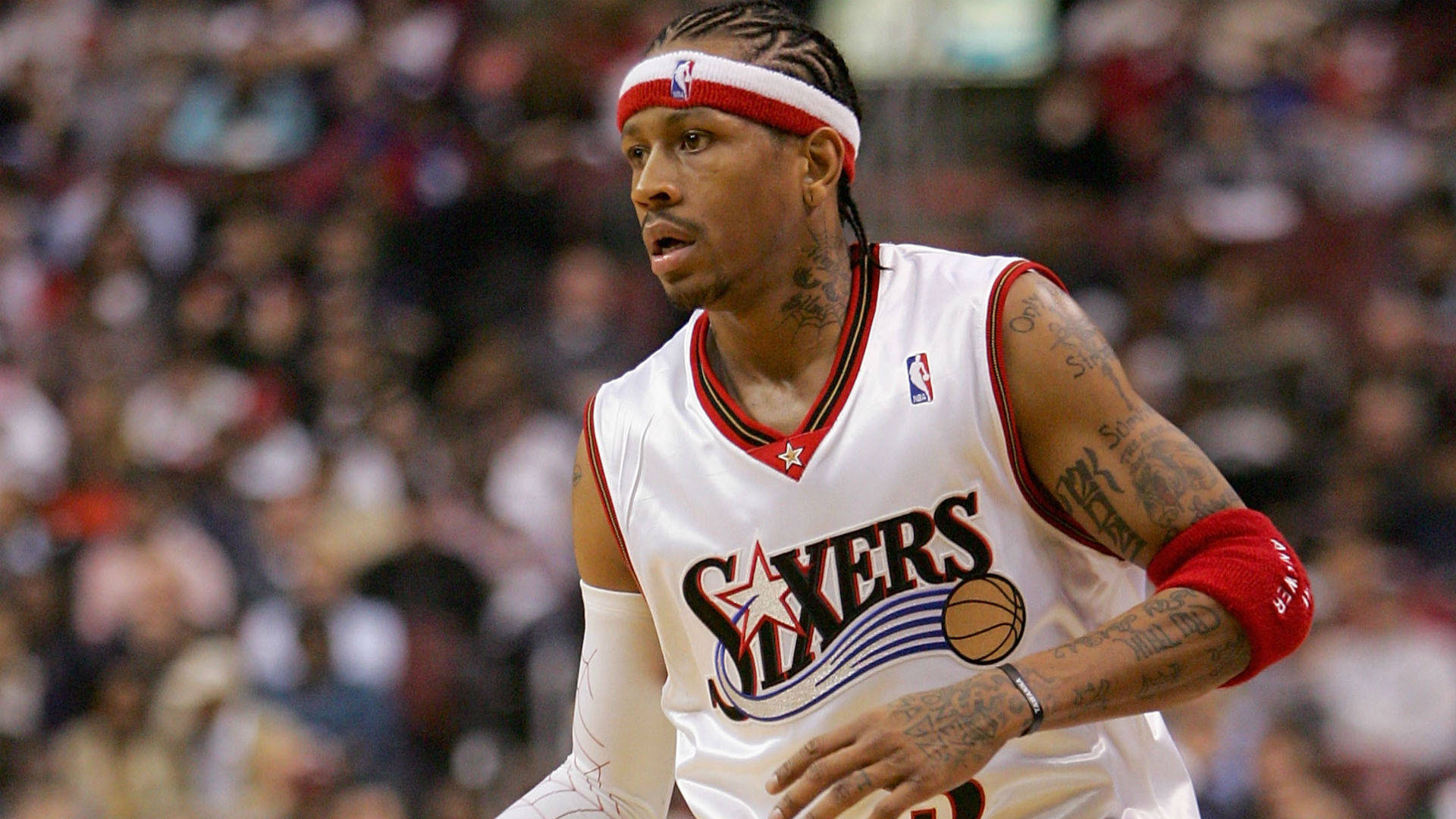 Allen Iverson Akiwa na Watu Wasiowekwa Wazi Nyuma Picha ya Ukuta