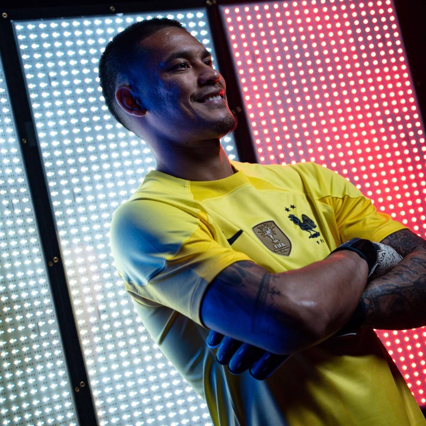 Alphonse Areola Akiwa na Mikono Iliyovuka Picha ya Ukuta