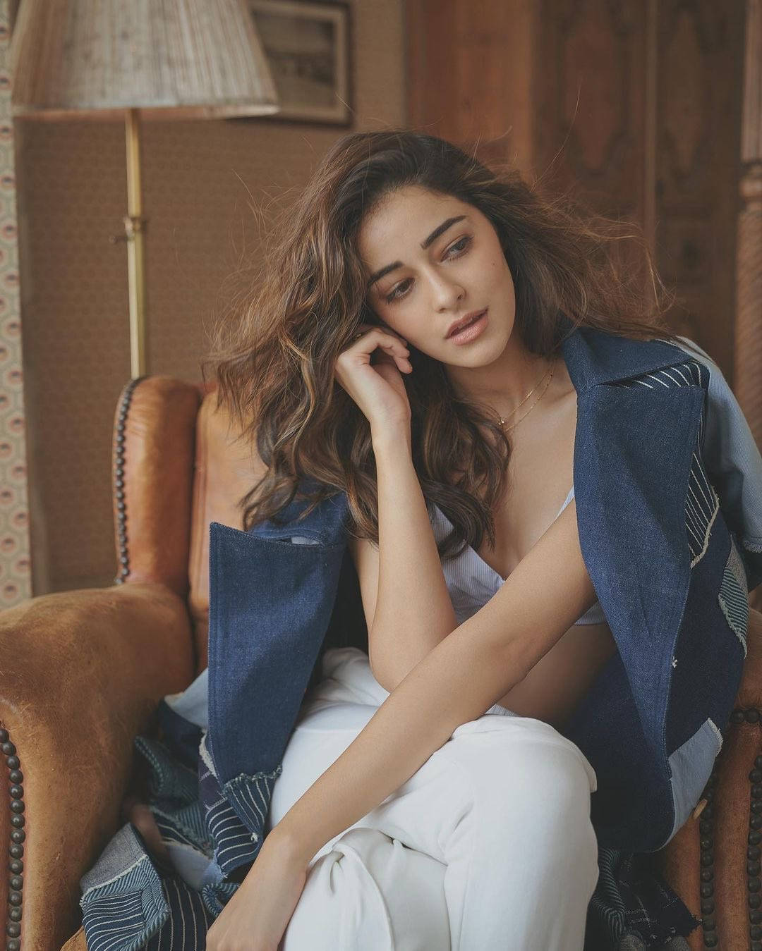 Ananya Pandey Kwenye Kiti Cha Mkono Picha ya Ukuta