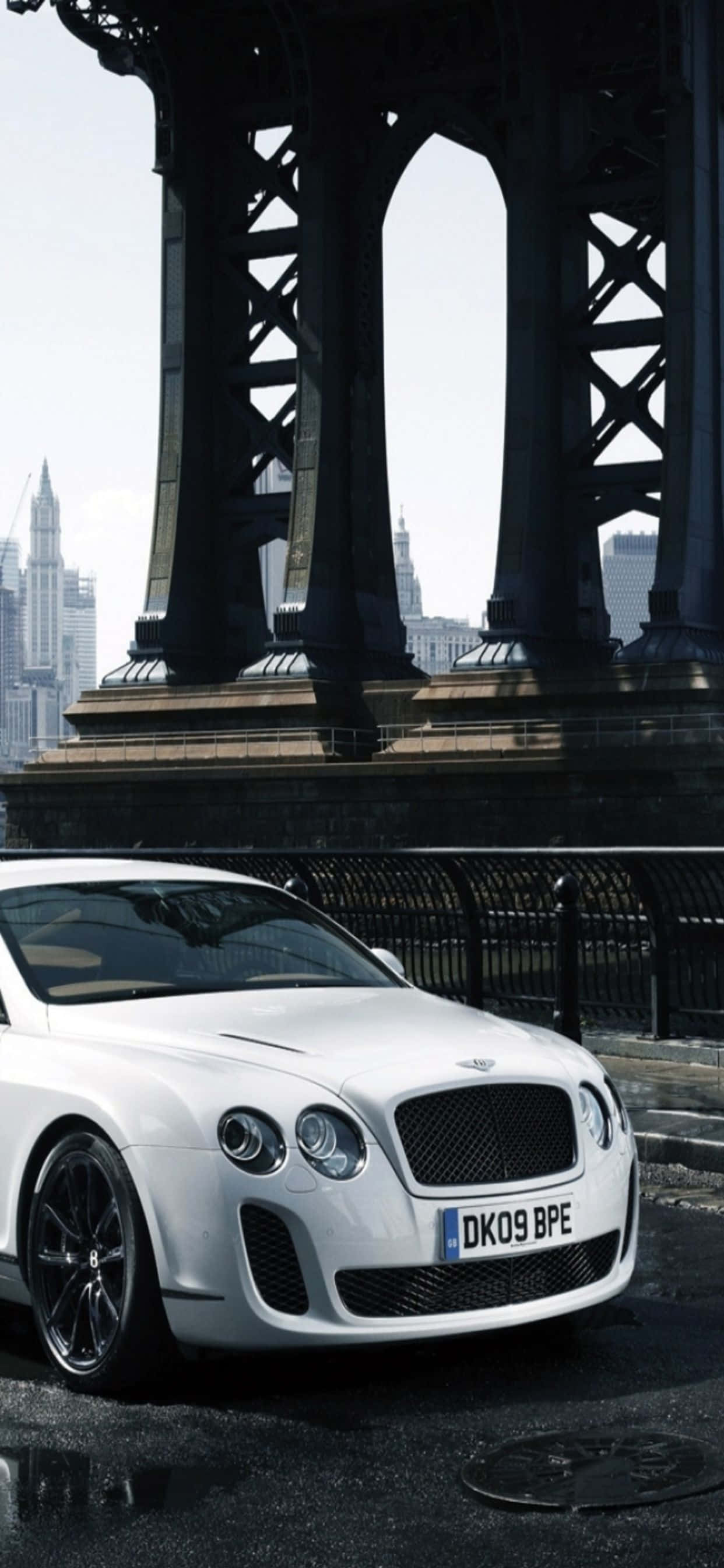Anasa inakutana na teknolojia katika foto hii ya Bentley na iPhone Xs Max. Picha ya Ukuta