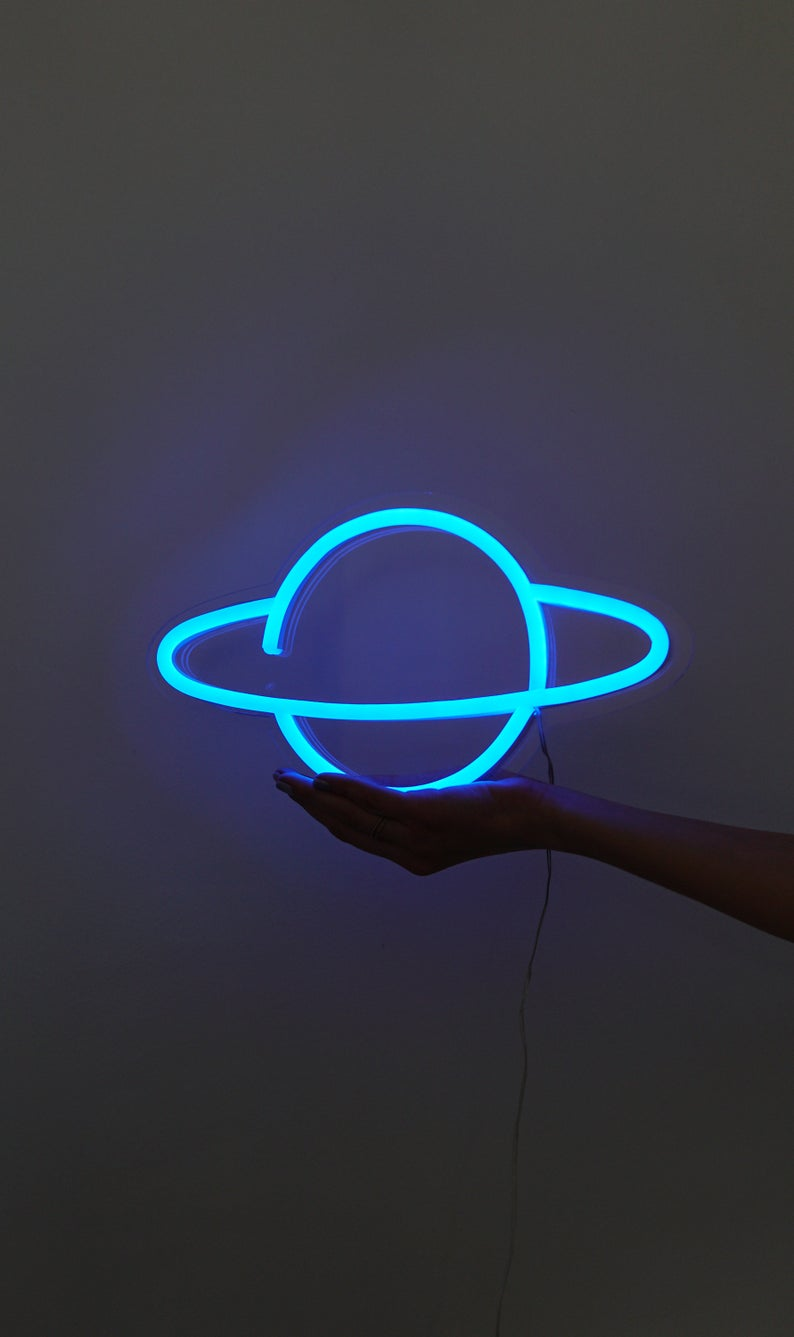Anga la usiku lenye mwangaza wa samawati ya neon. Picha ya Ukuta