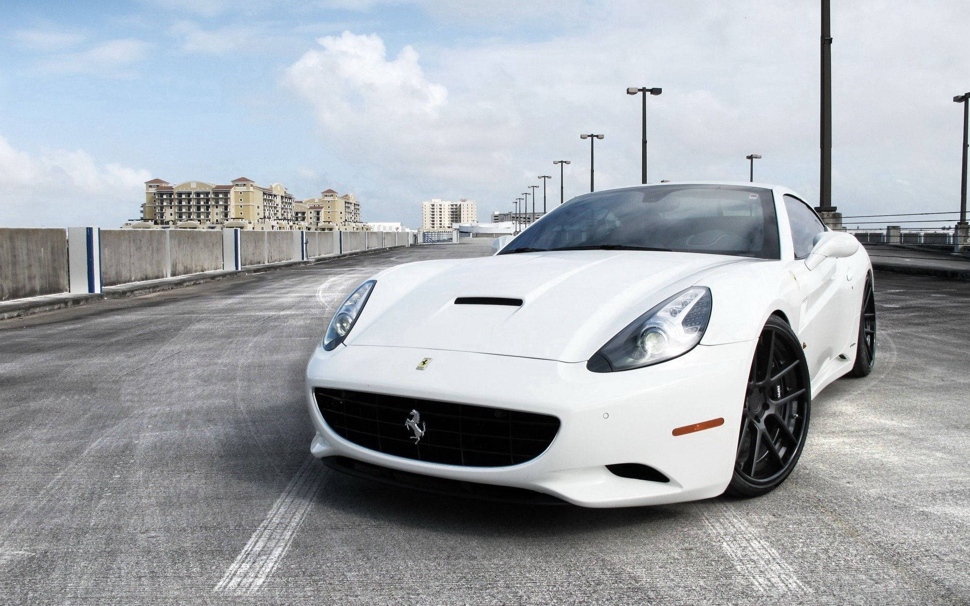 Angalia Hii Ferrari California Nyeupe Inayovutia Picha ya Ukuta