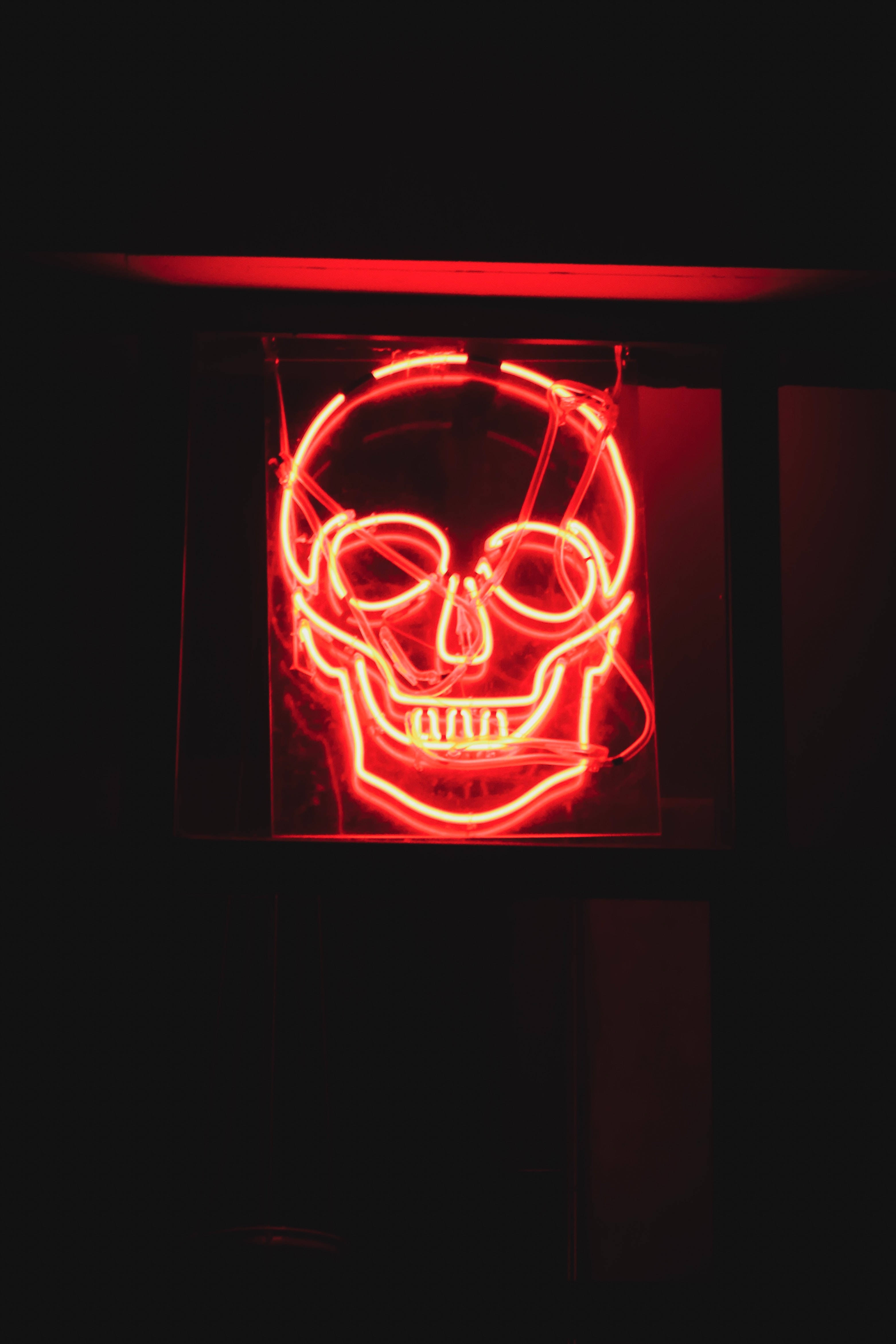 Angaza Ulimwengu Wako kwa Fuvu la Kichwa la Neon Picha ya Ukuta