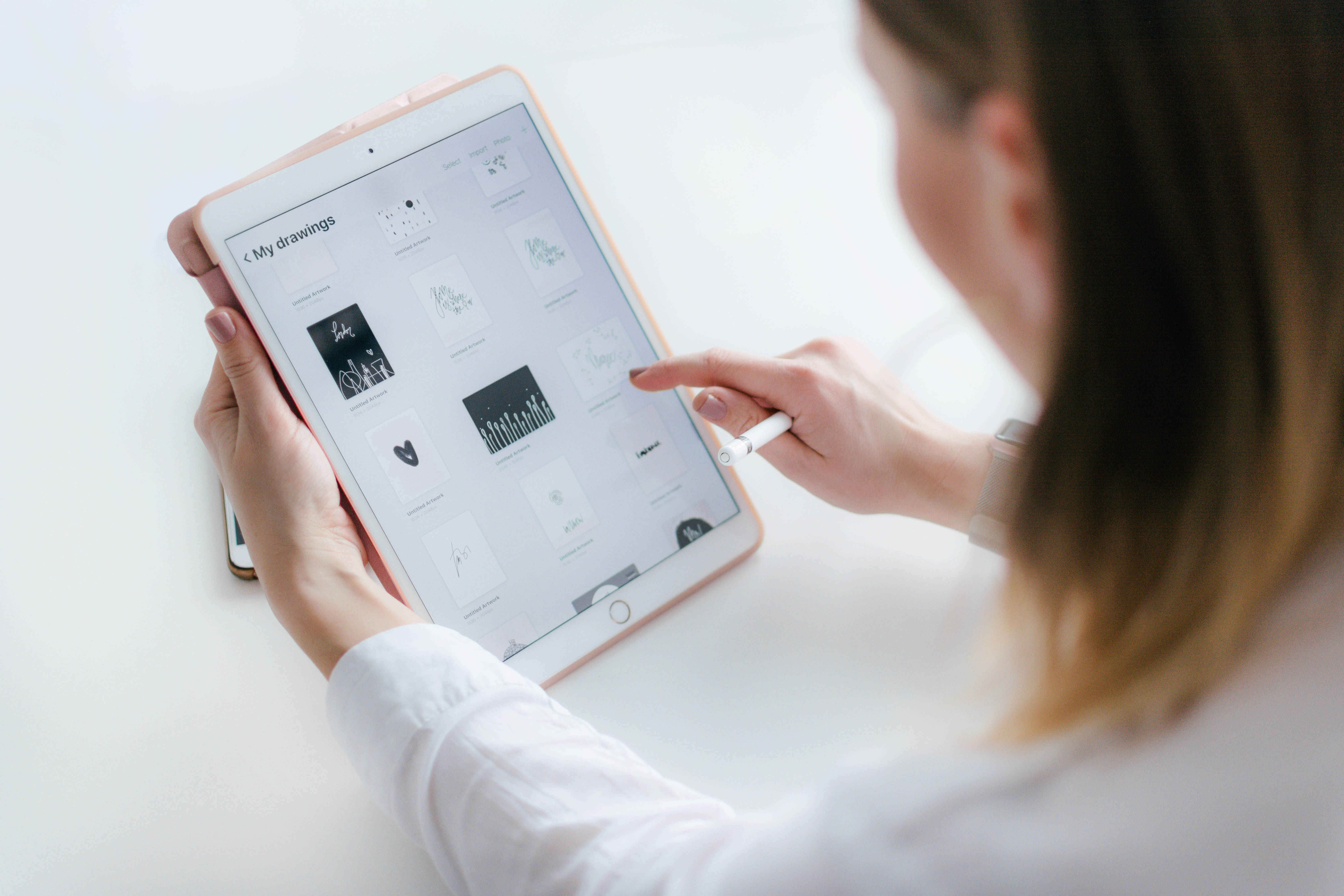 Apple iPad Pro In Use Picha ya Ukuta
