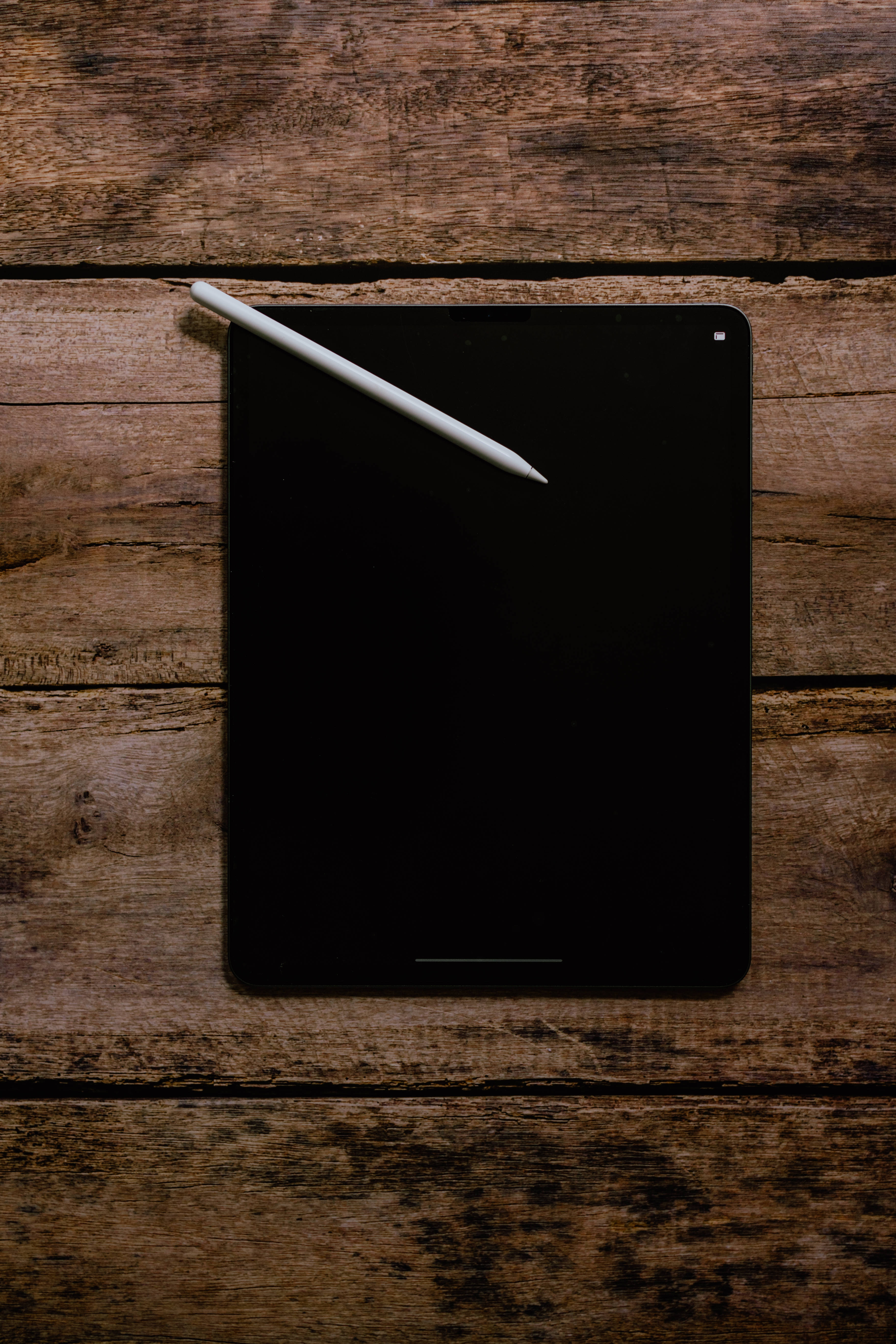 Apple iPad Pro Kwenye Mbao Picha ya Ukuta