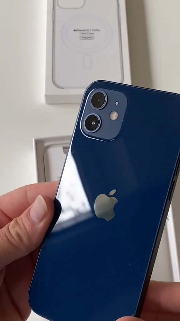 Apple iPhone 12 yenye mwonekano maridadi na rangi Picha ya Ukuta