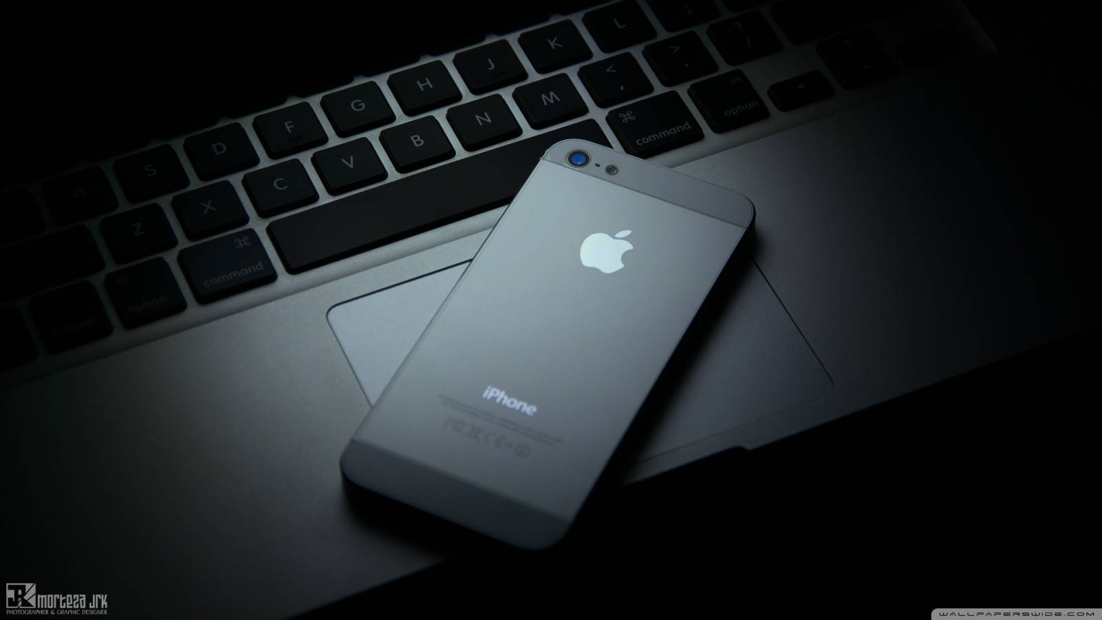 Apple iPhone ya Kuvutia Juu ya Meza ya Mbao Picha ya Ukuta