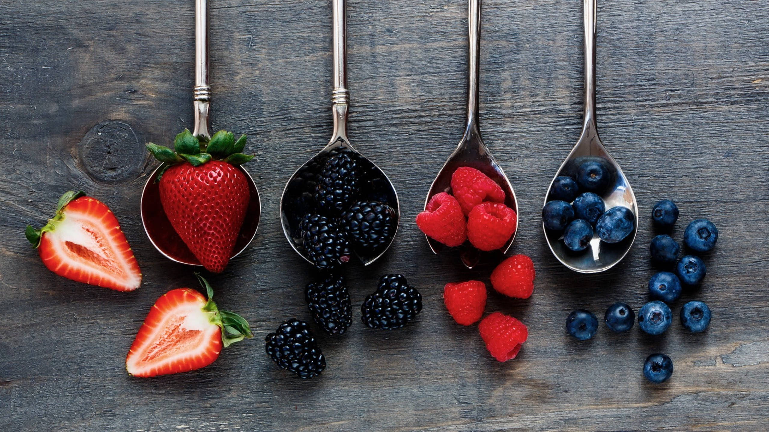 Assorted Berries On Spoons Picha ya Ukuta