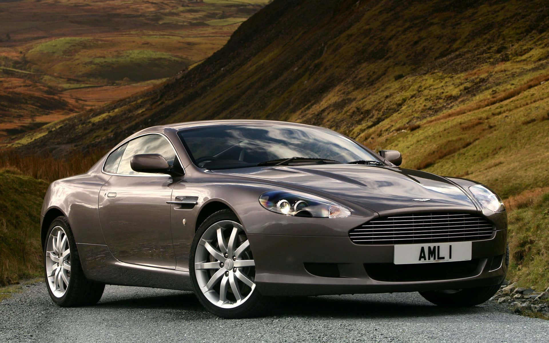 Aston Martin DB9 ya Kifahari Barabarani Picha ya Ukuta