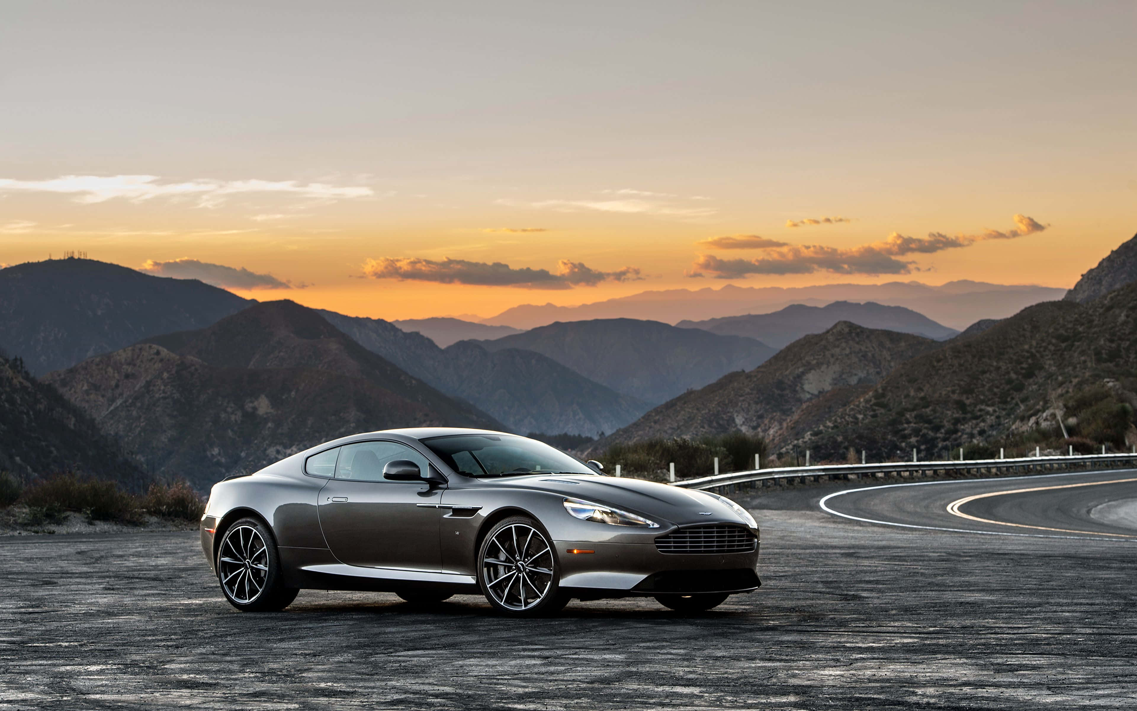 Aston Martin DB9 ya Kisasa na ya Kifahari Picha ya Ukuta