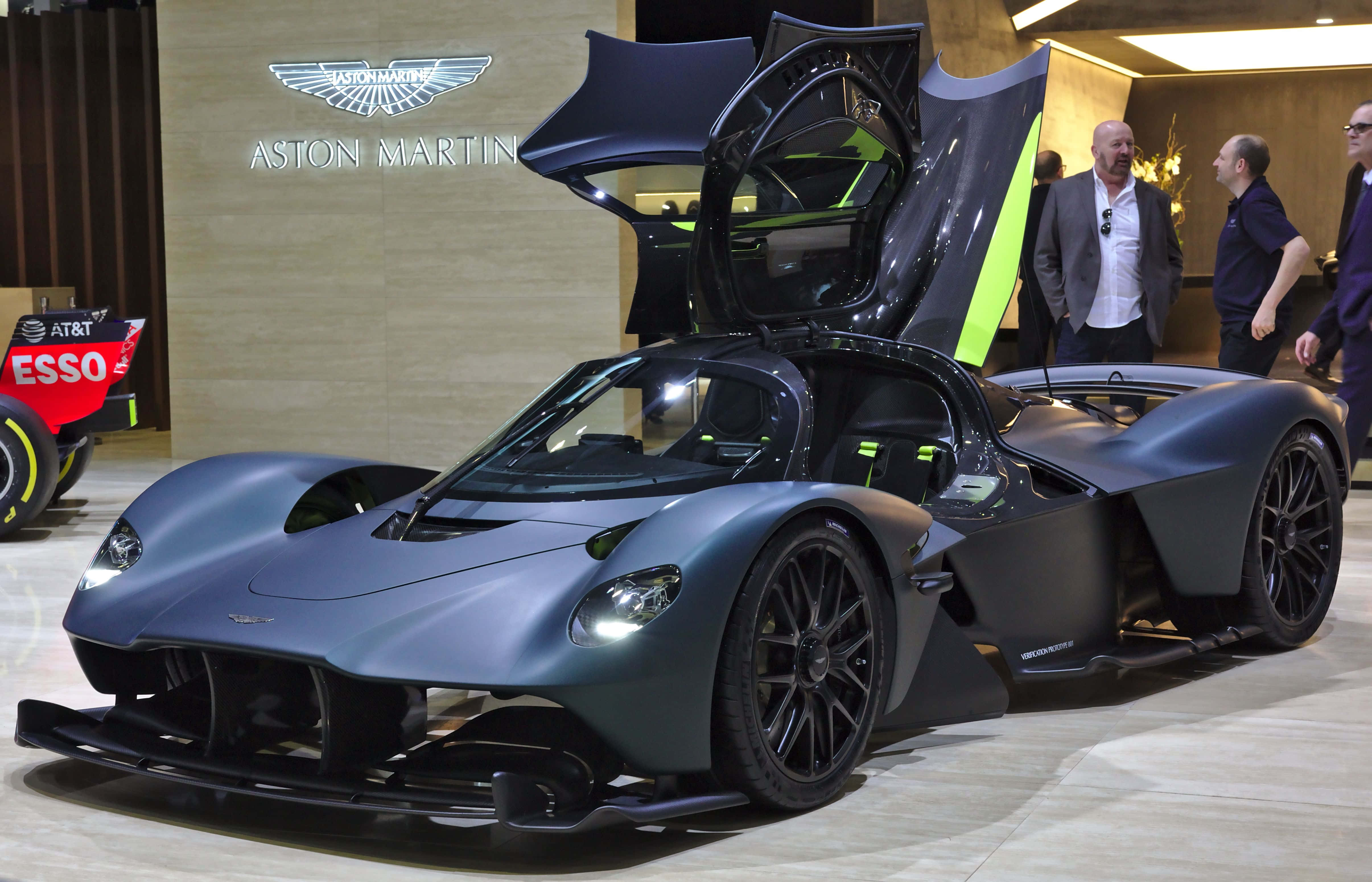 Aston Martin Valkyrie Hypercar ya Kuvutia katika Uzima wa Nguvu Picha ya Ukuta