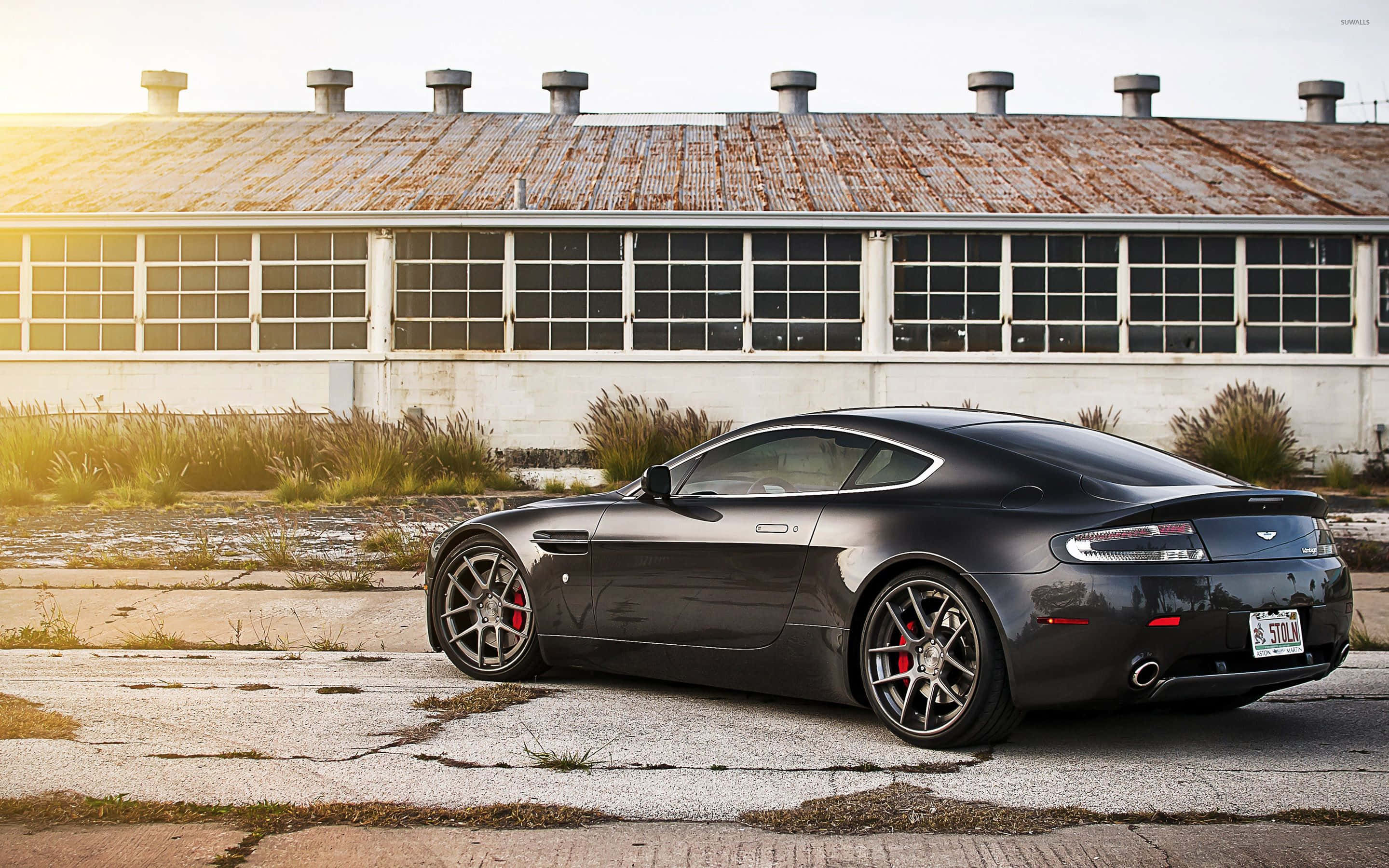 Aston Martin Vanquish Katika Hatua Juu ya Barabara ya Kifahari Picha ya Ukuta