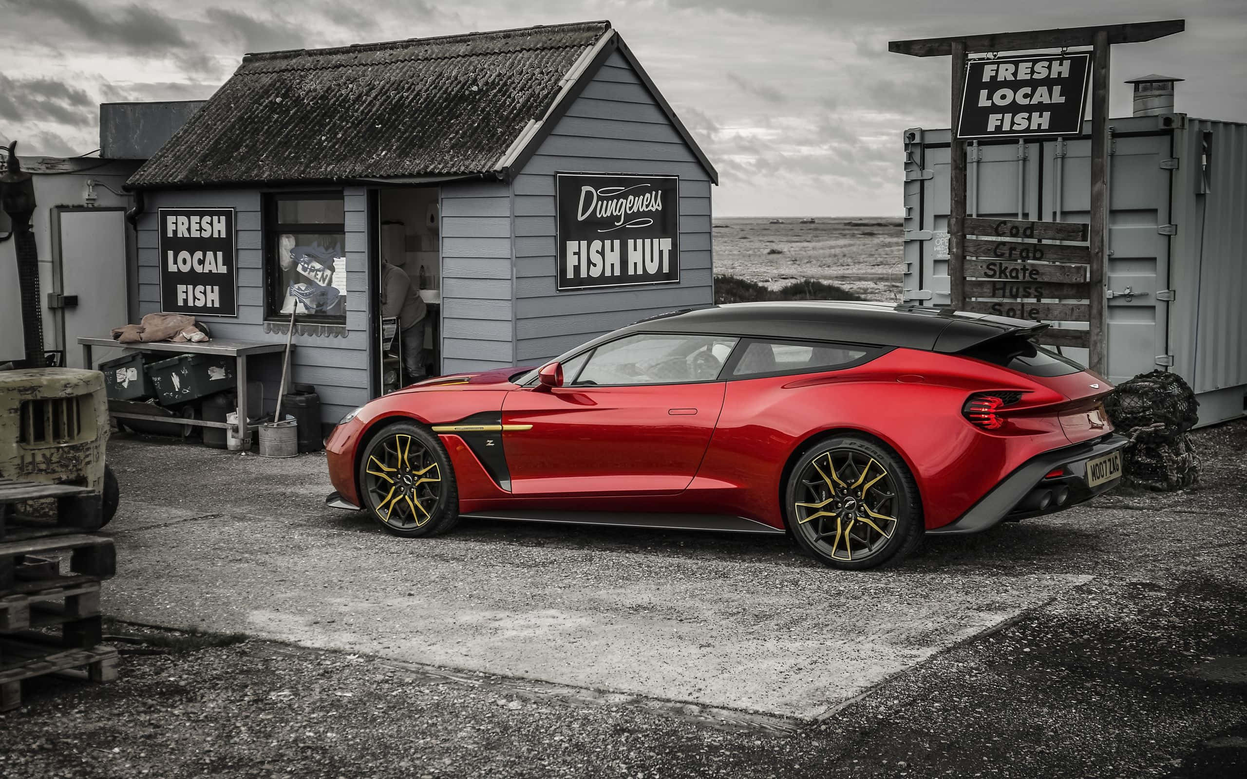 Aston Martin Vanquish katika Mandhari ya Kuvutia Picha ya Ukuta
