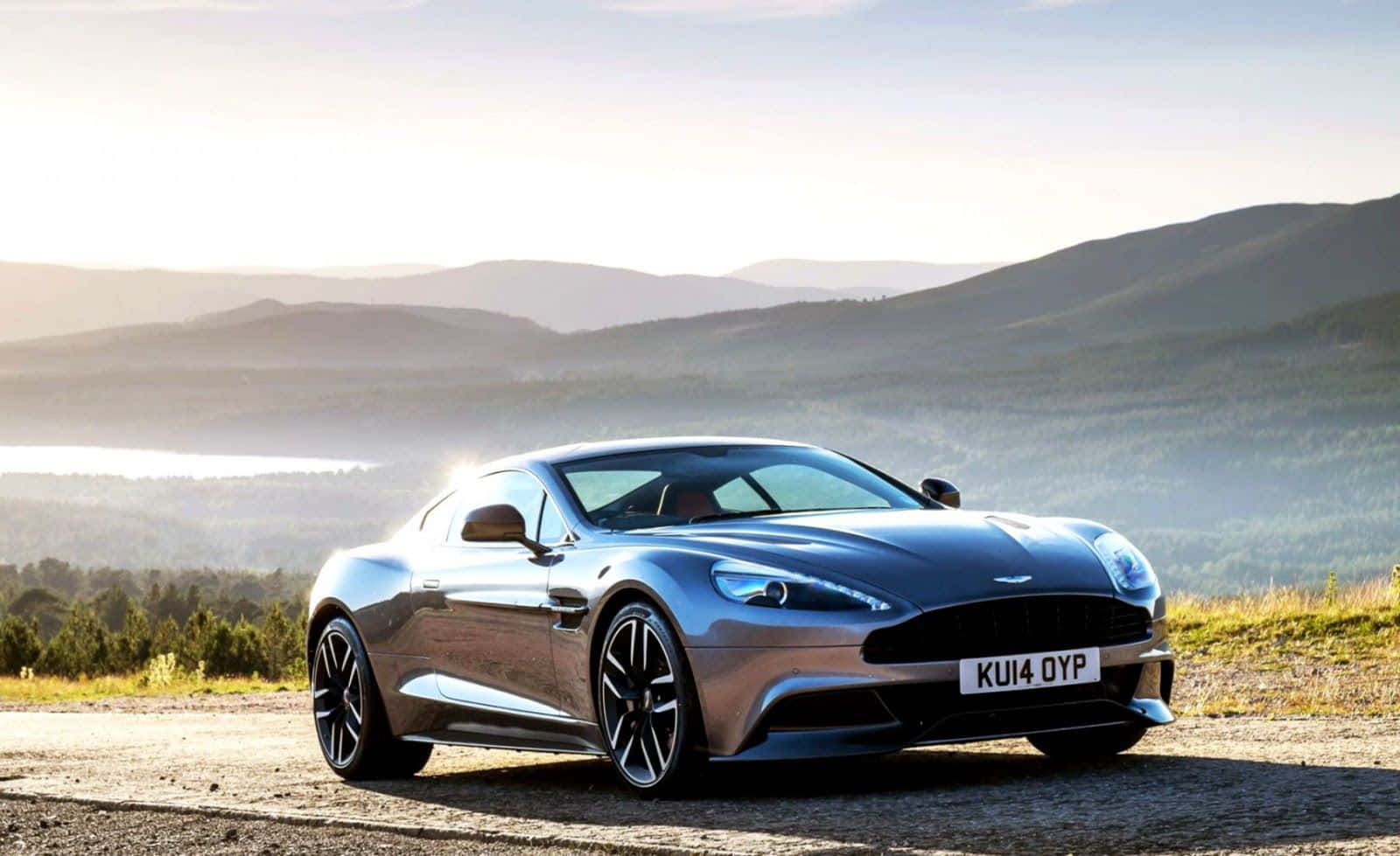 Aston Martin Vanquish - Luxury and Performance Unleashed Picha ya Ukuta