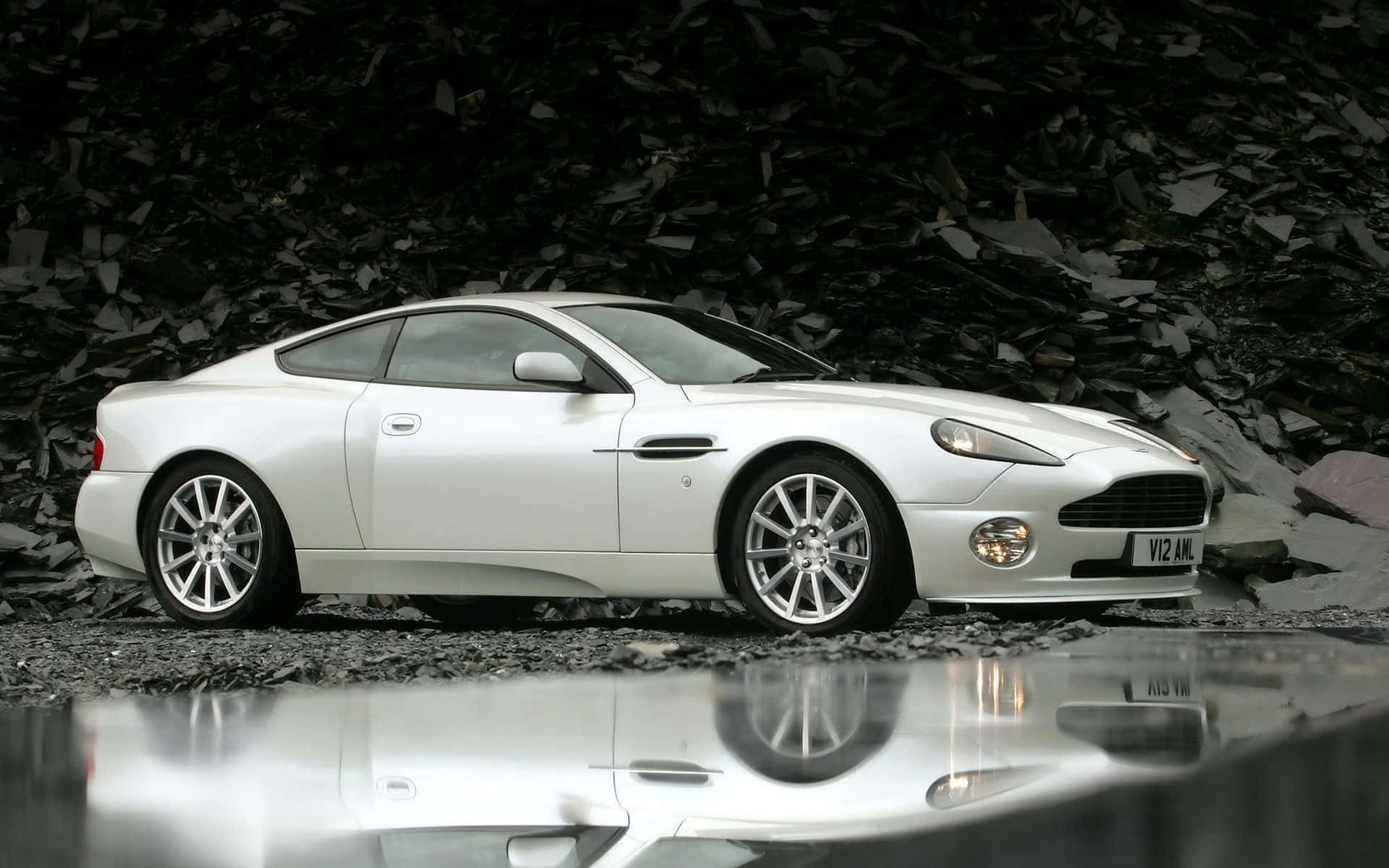 Aston Martin Vanquish ya Kifahari na Nguvu Picha ya Ukuta
