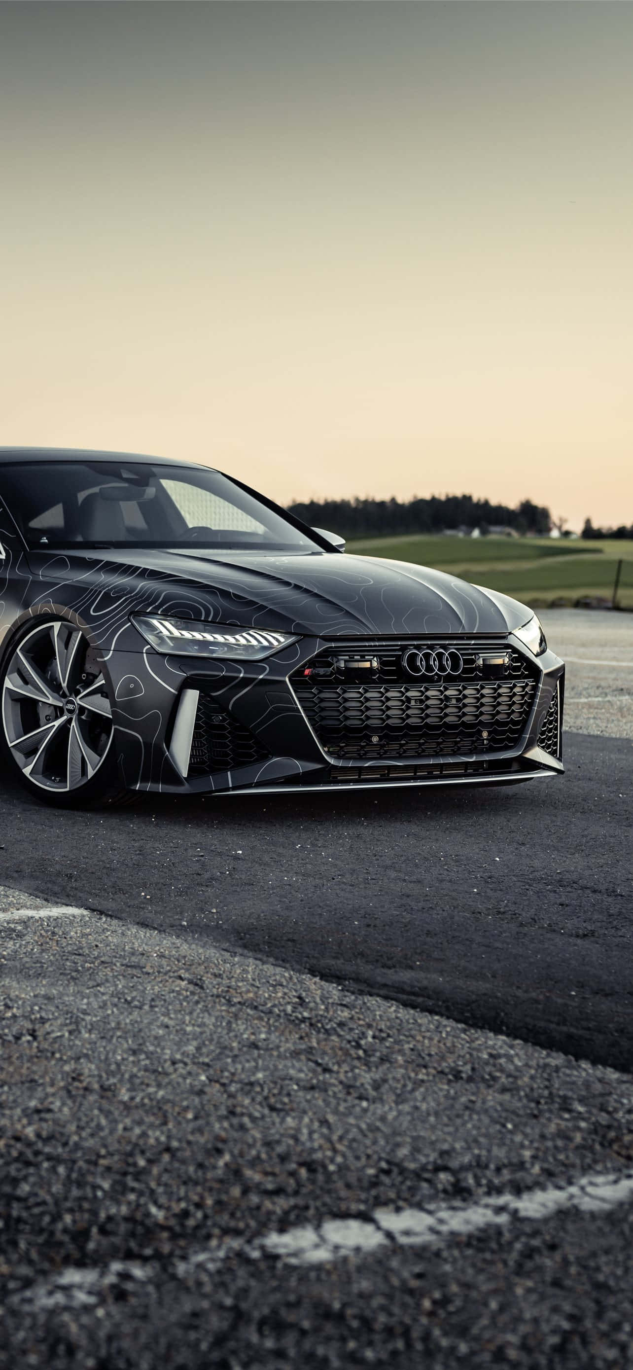 Audi ya Kifahari Imepakiwa katika Mazingira ya Mji Picha ya Ukuta