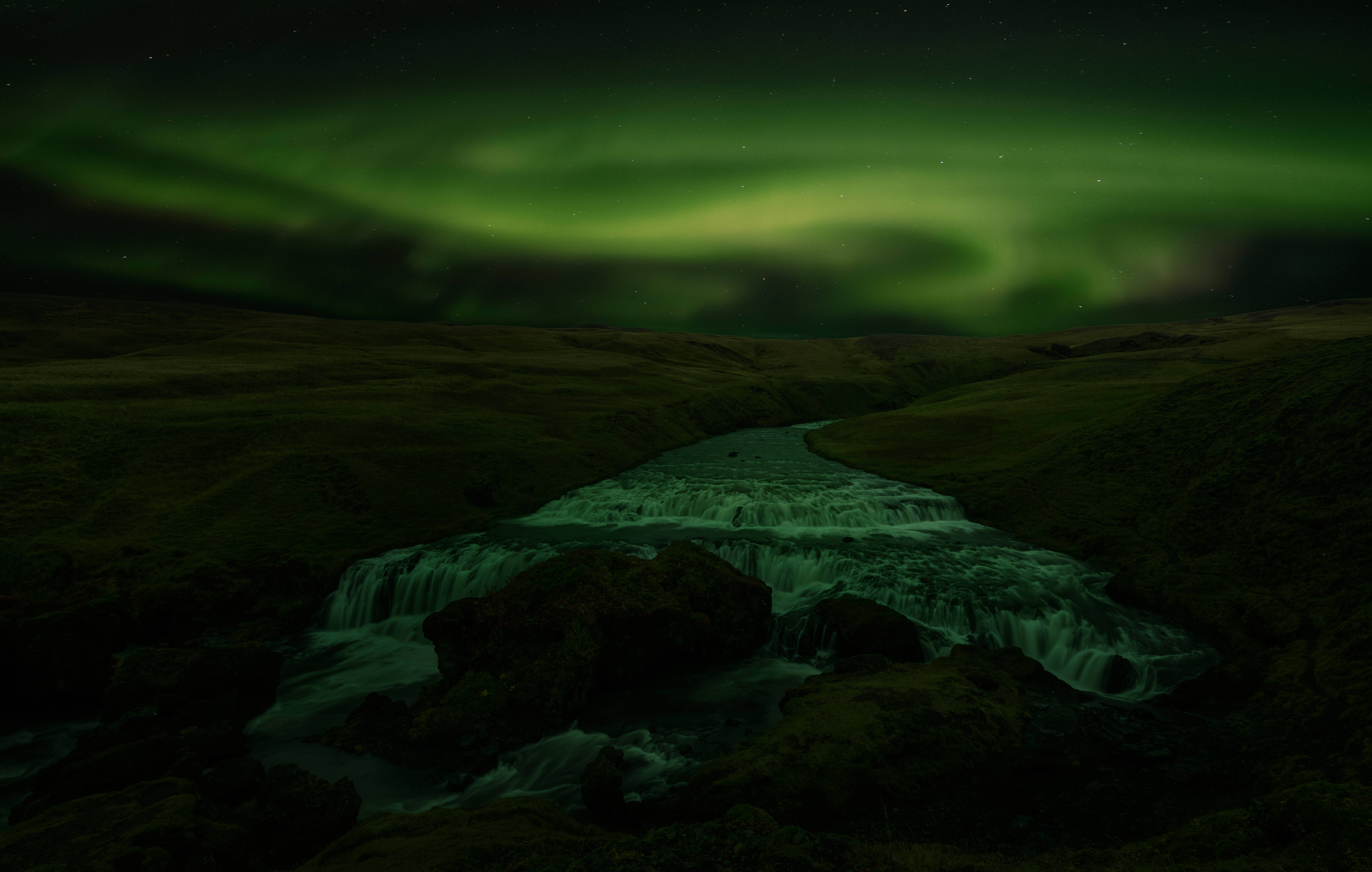 Aurora Boreali ya Kijani Inayovutia Giza 4K Picha ya Ukuta