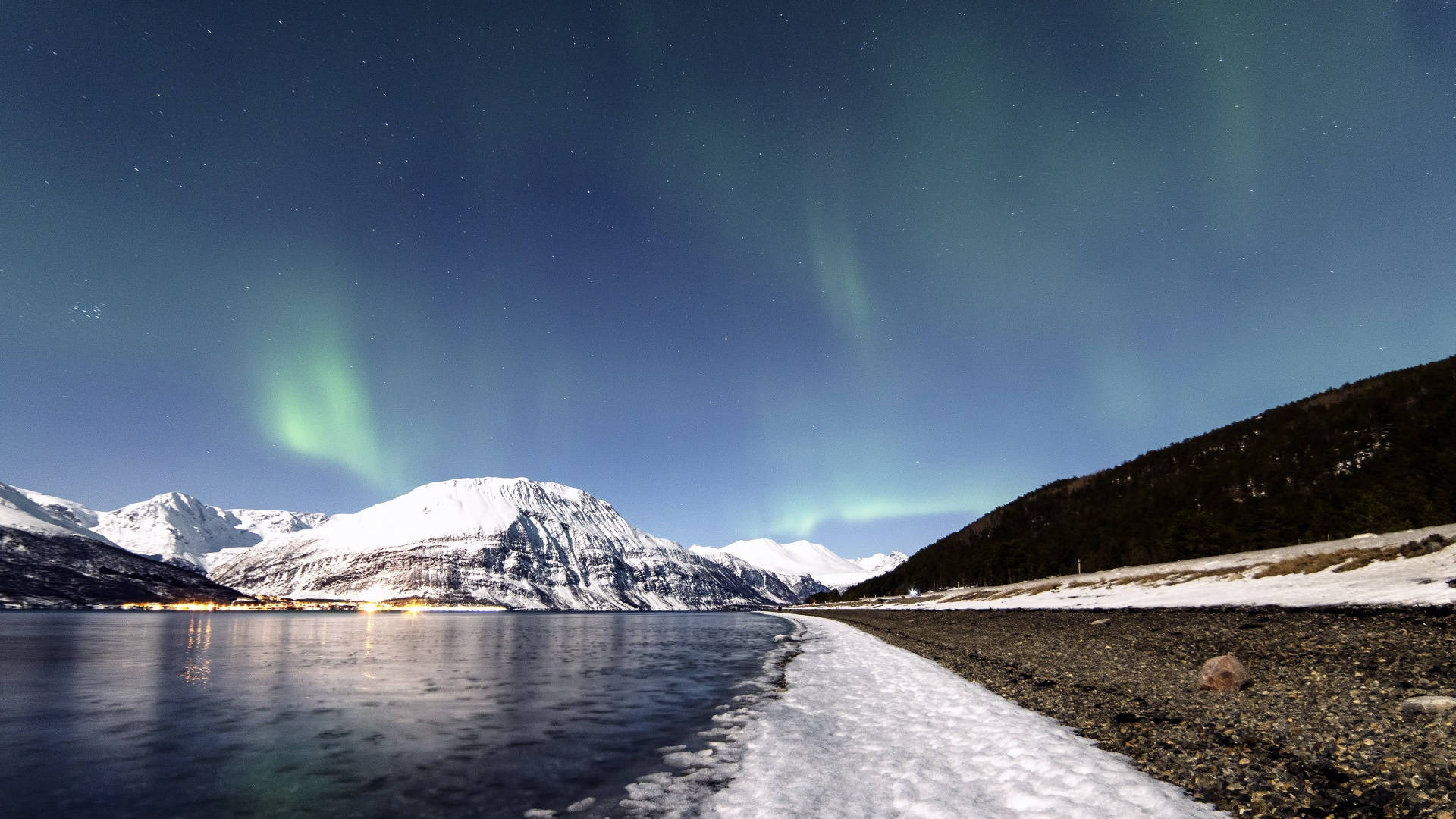 Aurora Borealis Katika Mandhari ya Majira ya Baridi Picha ya Ukuta
