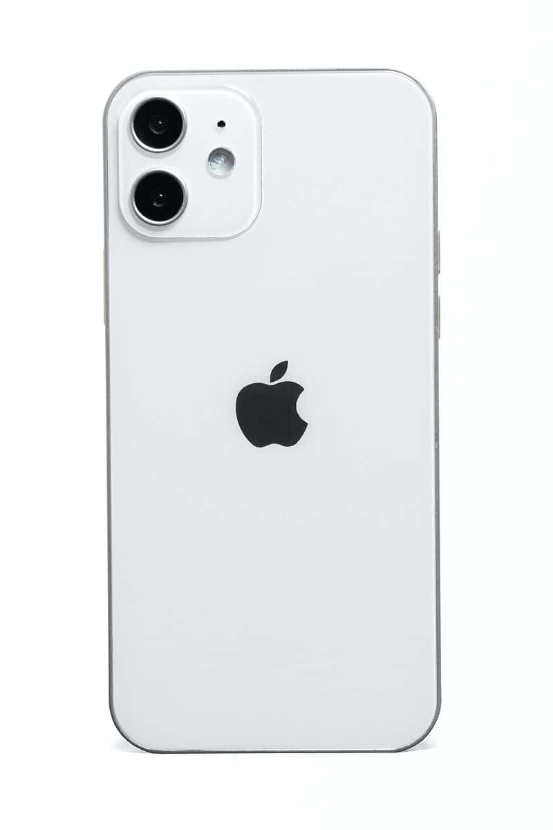 Bahari ya samawati iliyokoza na mandhari ya kuvutia ya bahari kwenye skrini ya iPhone 12 Picha ya Ukuta