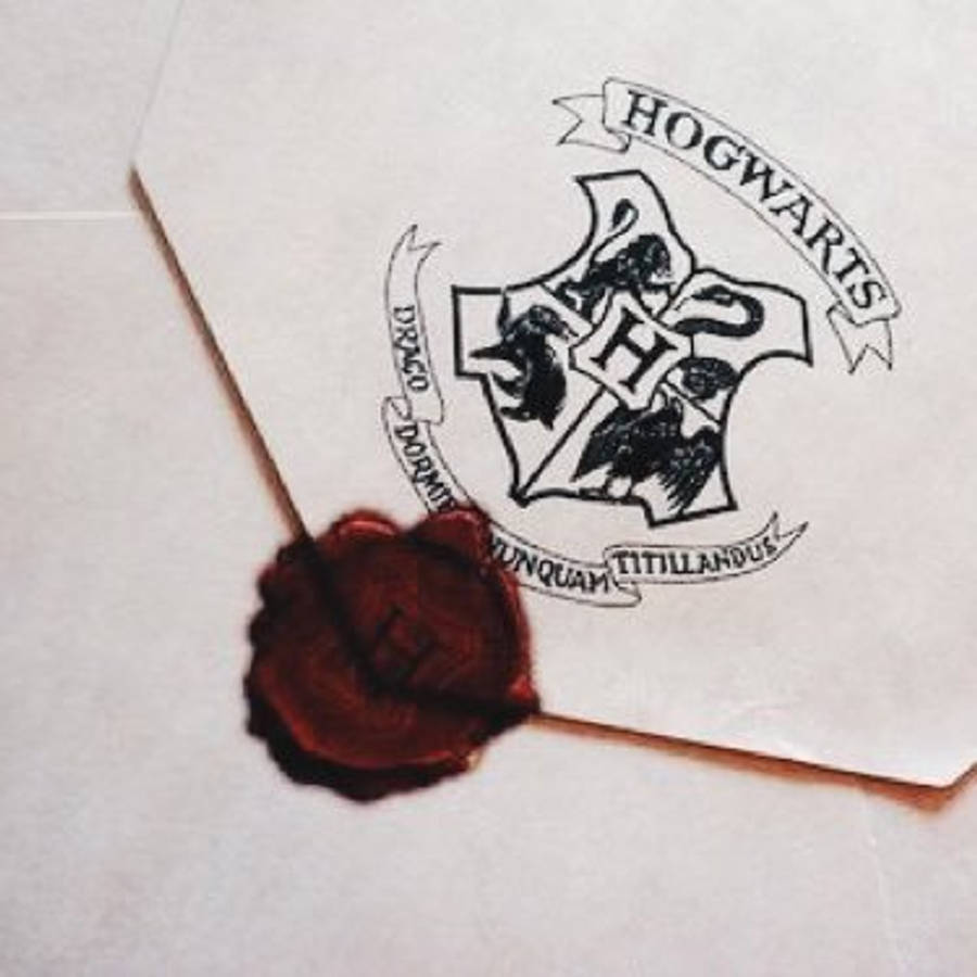 Bahasha ya HP Aesthetic Hogwarts yenye Muhuri Mwekundu Picha ya Ukuta