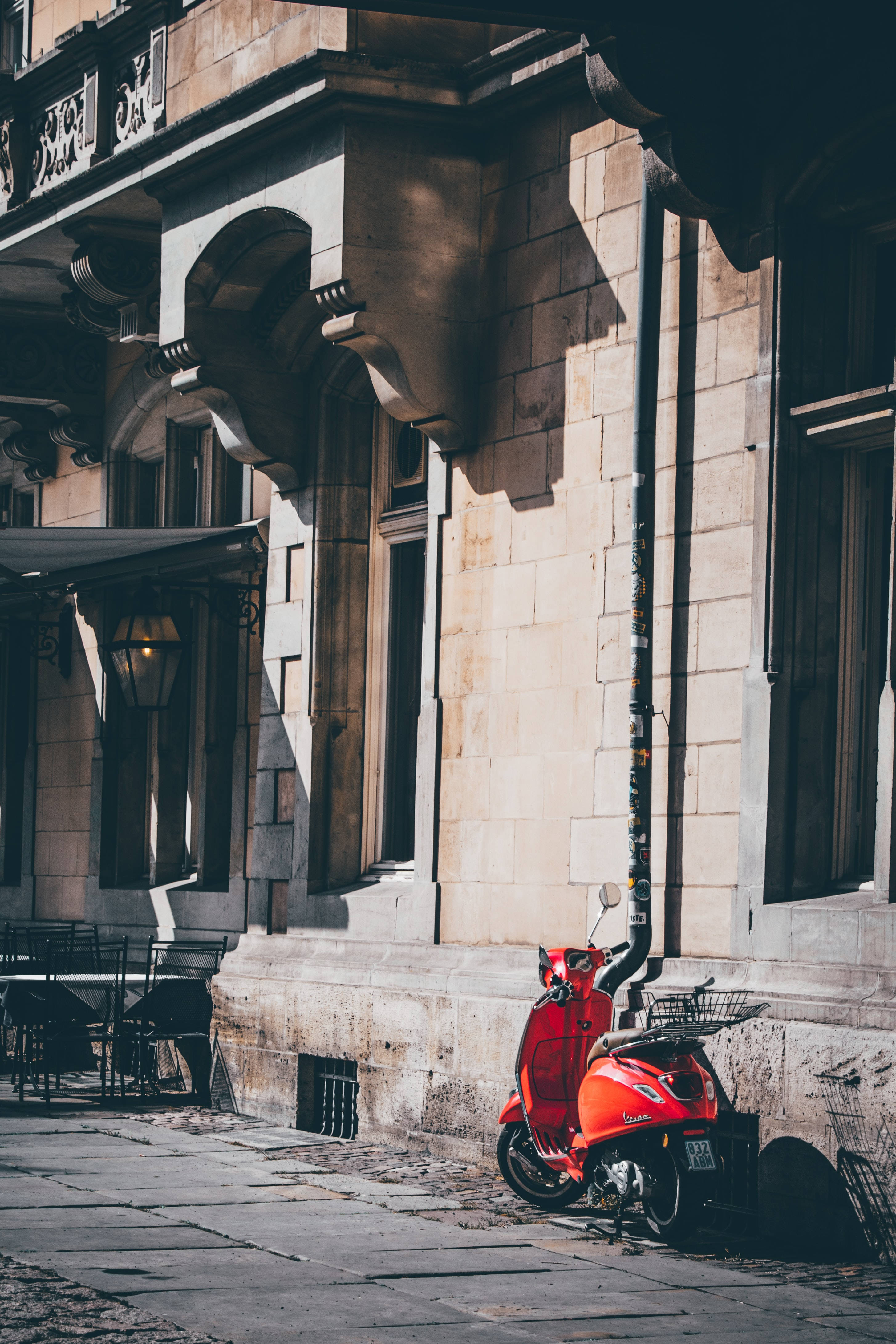 Baiskeli Nyekundu ya Vespa ya Kisasa Imepakiwa Nje Picha ya Ukuta