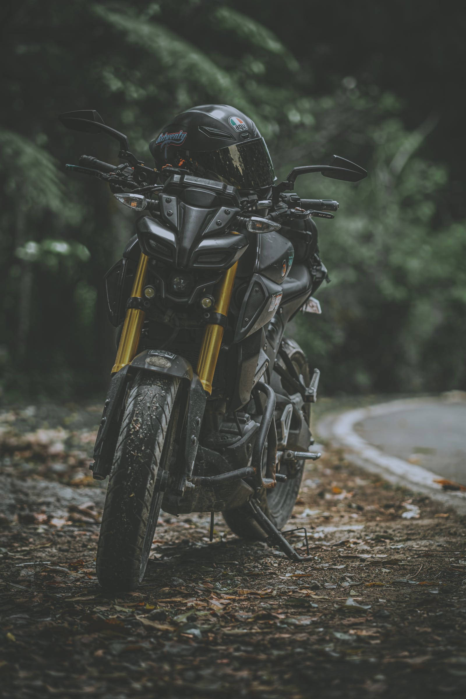 Baiskeli Nyeusi ya Yamaha MT 15 yenye Urembo Picha ya Ukuta