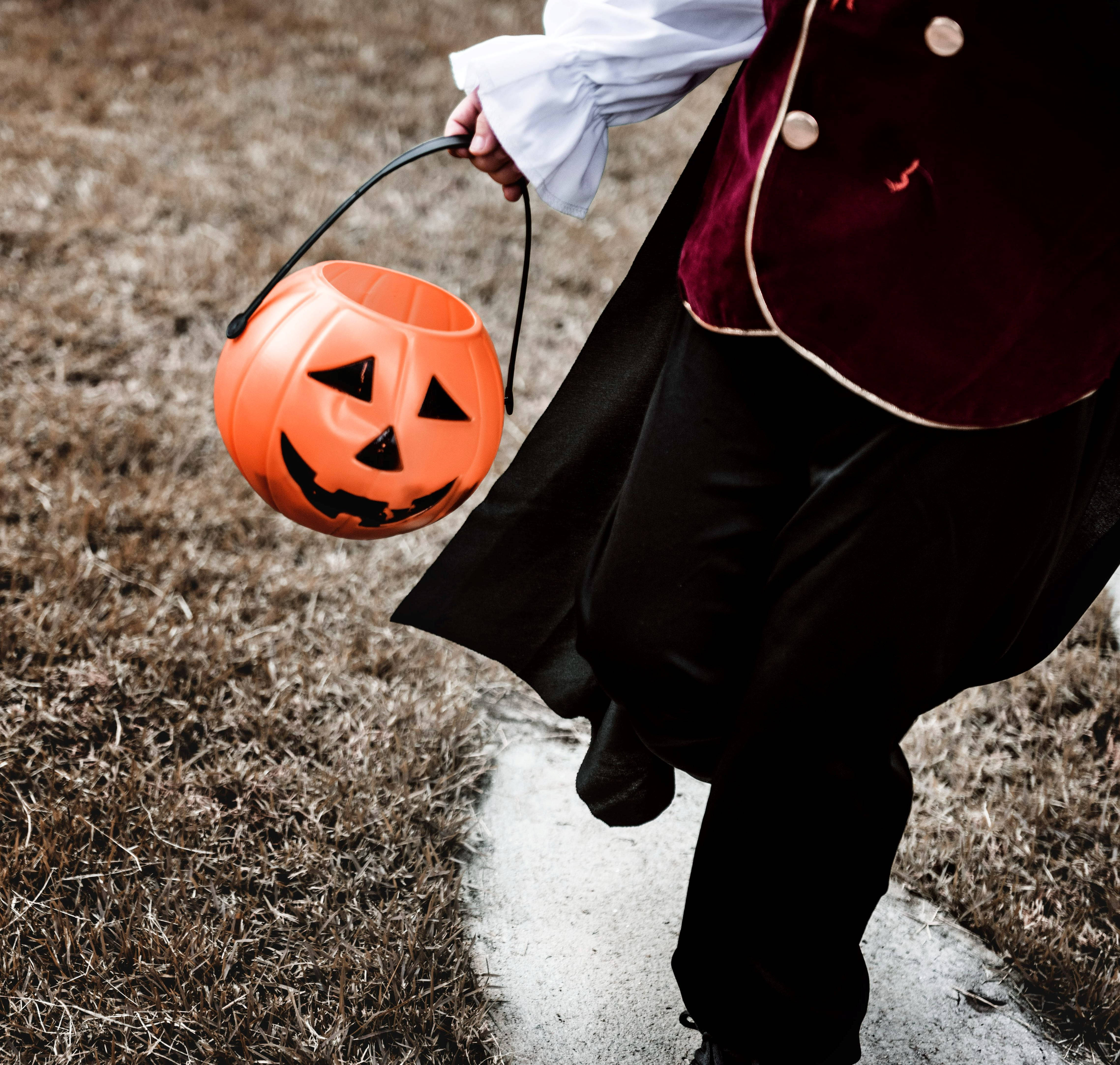 Bakuli la Halva la Halloween la Kutisha na Laana Picha ya Ukuta